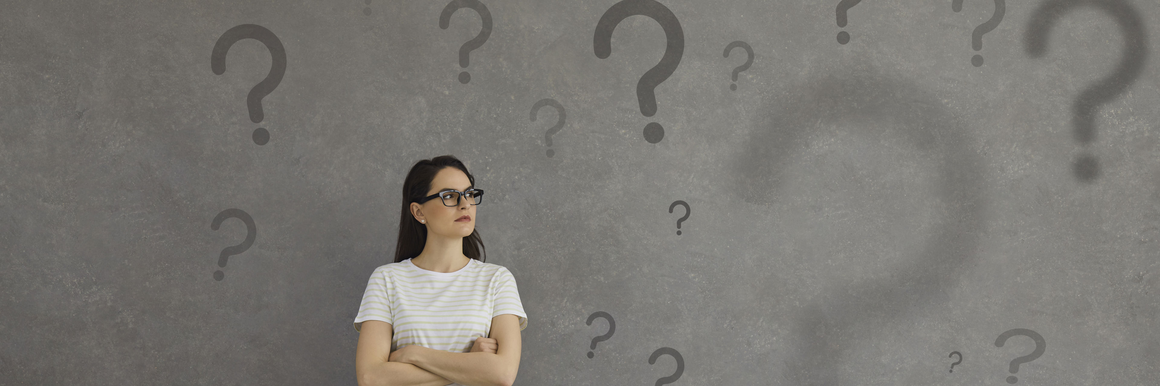 Kvinde undrer sig og spørgsmålstegn