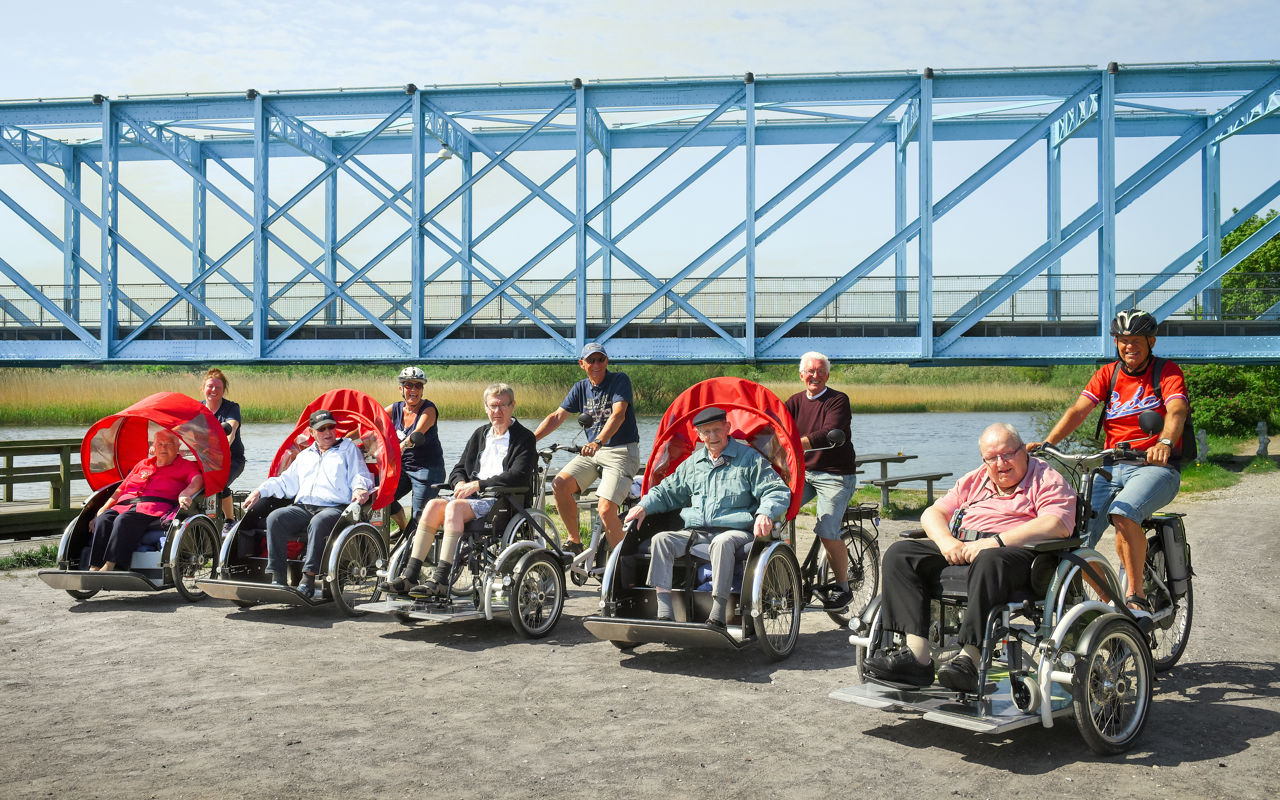 Rickshaws med cykelpiloter og ældre ved Den Blå Bro