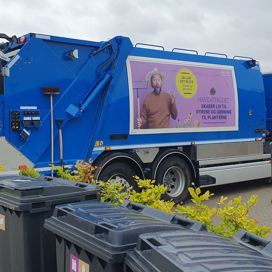 Skraldebil i boligområde