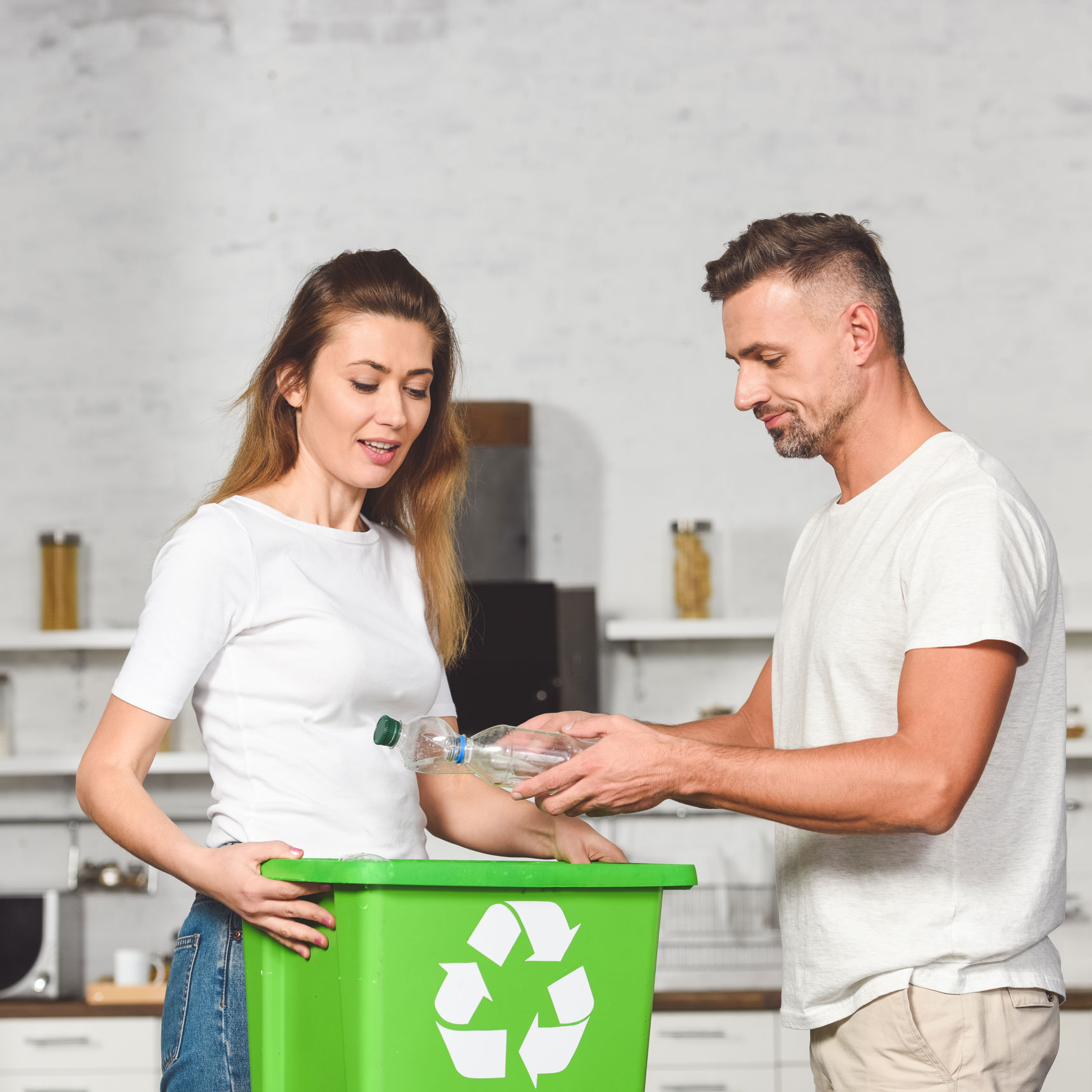 Par sorterer affald til genbrug