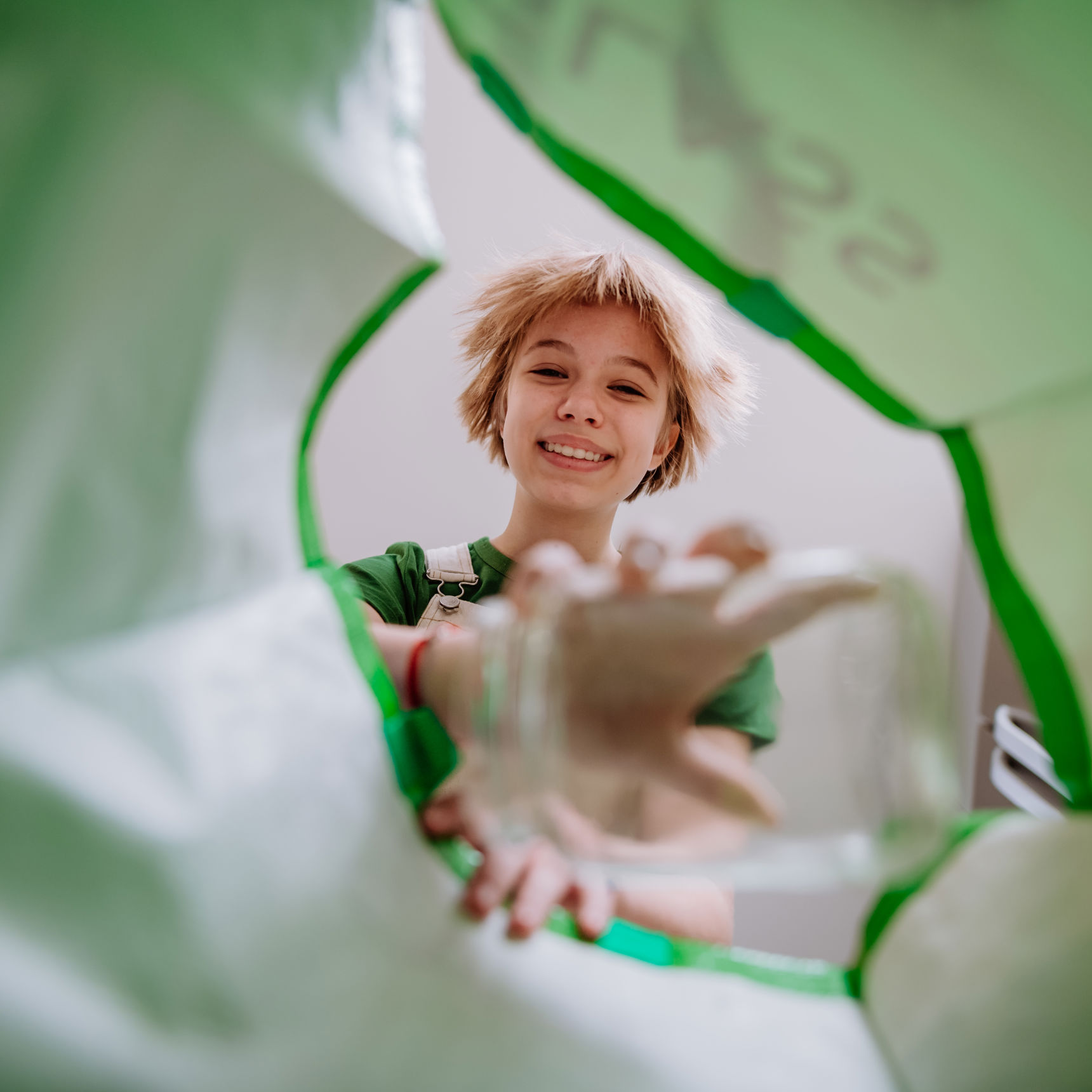 Unge pige set fra bunden af skraldepose