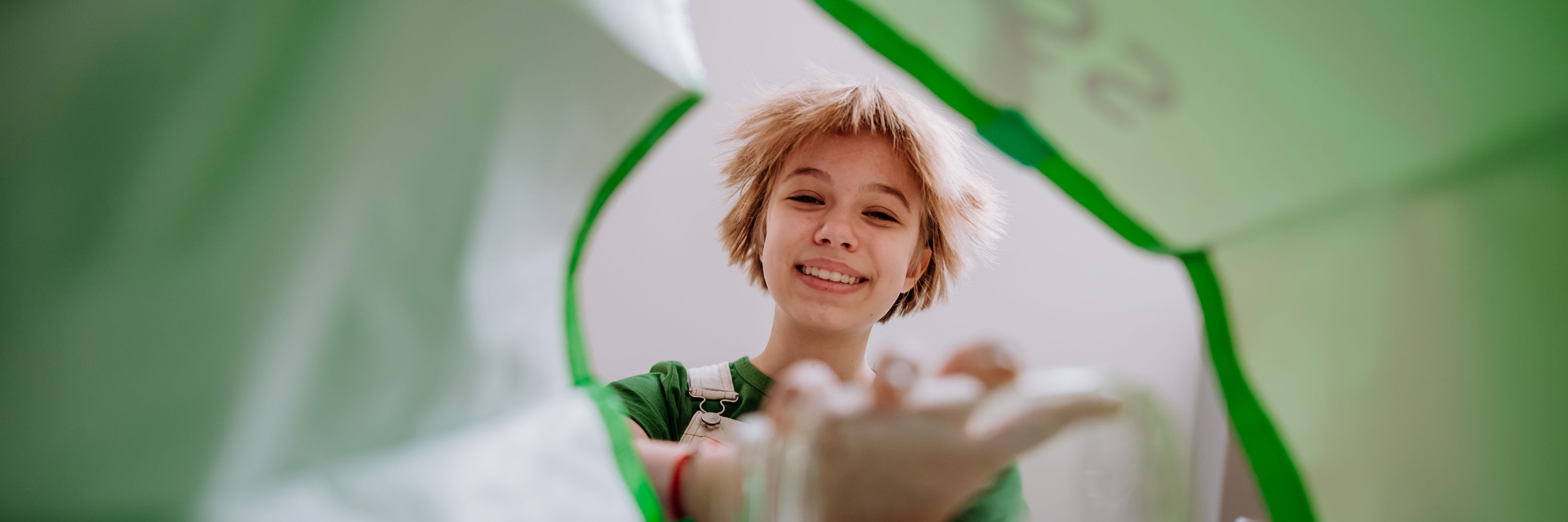 Unge pige set fra bunden af skraldepose