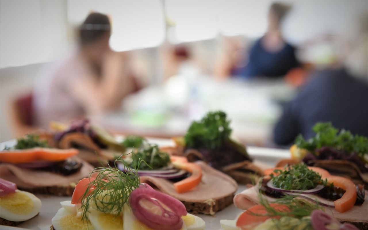 Fællesspisning på ældrecenter - Menu: smørrebrød.