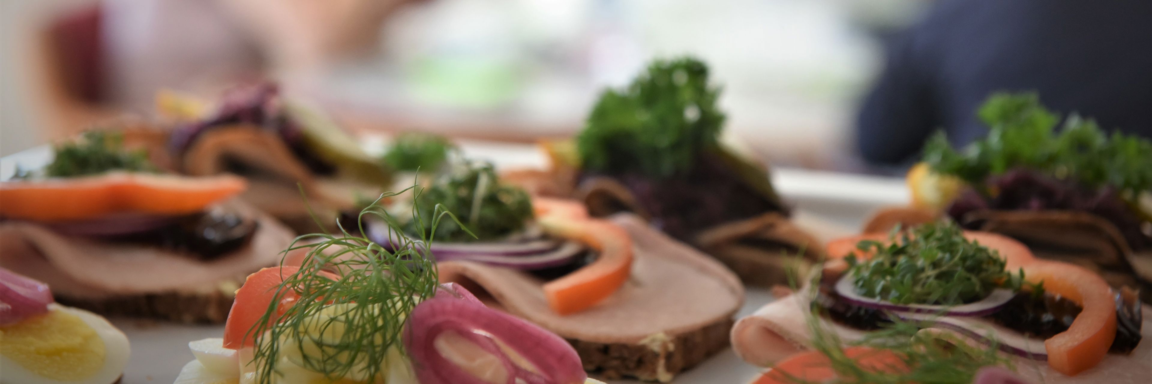 Fællesspisning på ældrecenter - Menu: smørrebrød.