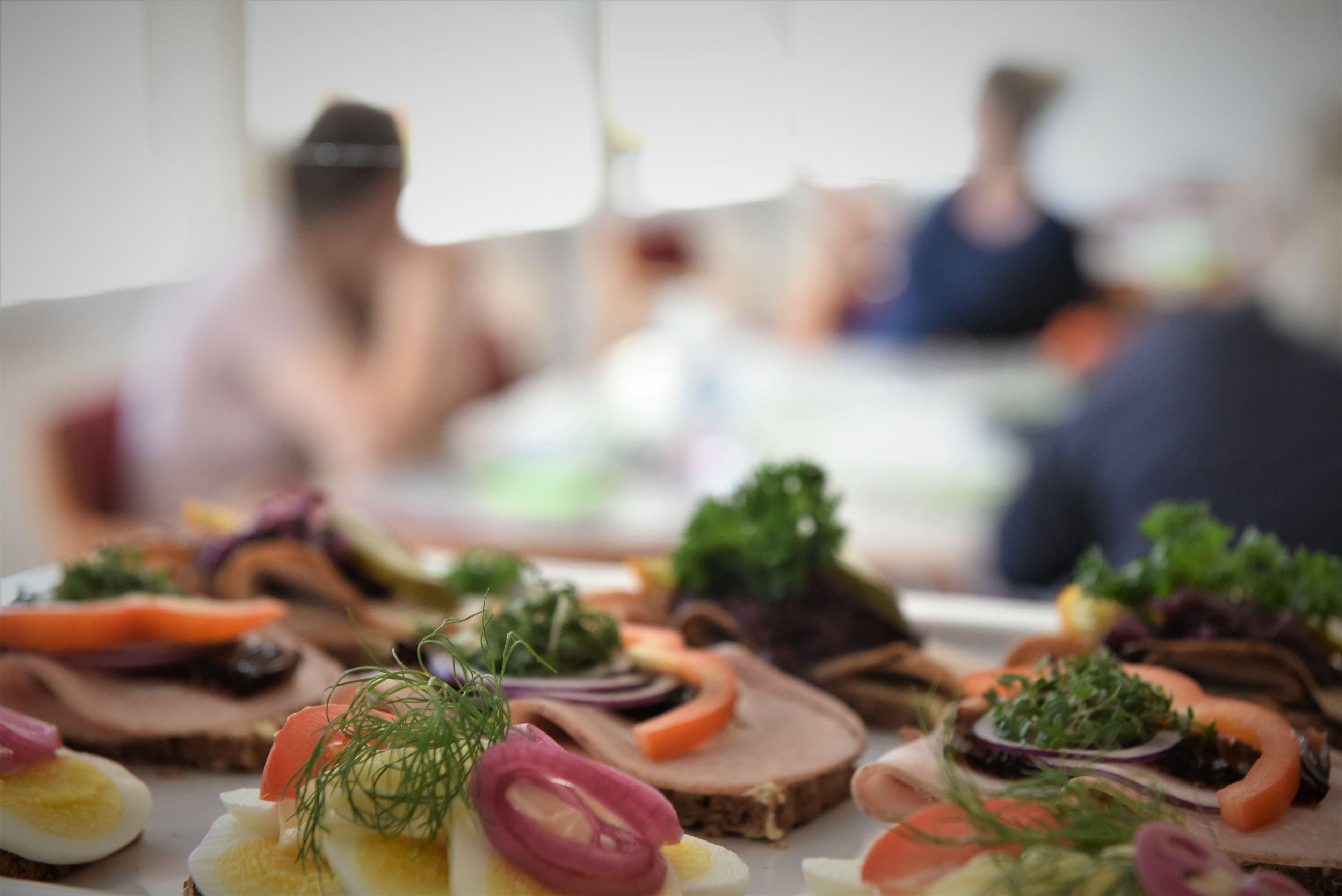 Fællesspisning på ældrecenter - Menu: smørrebrød.
