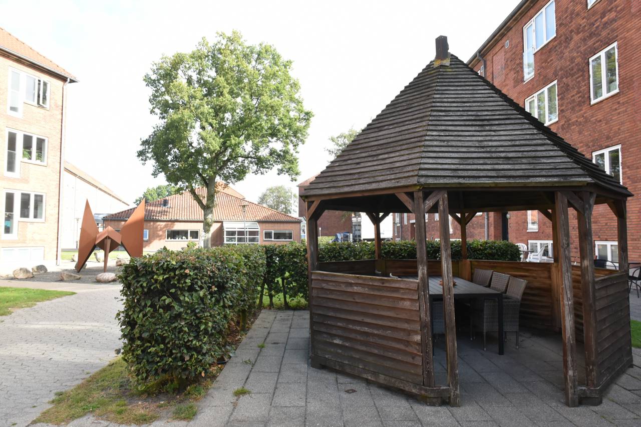 Pavillon og udendørsareal