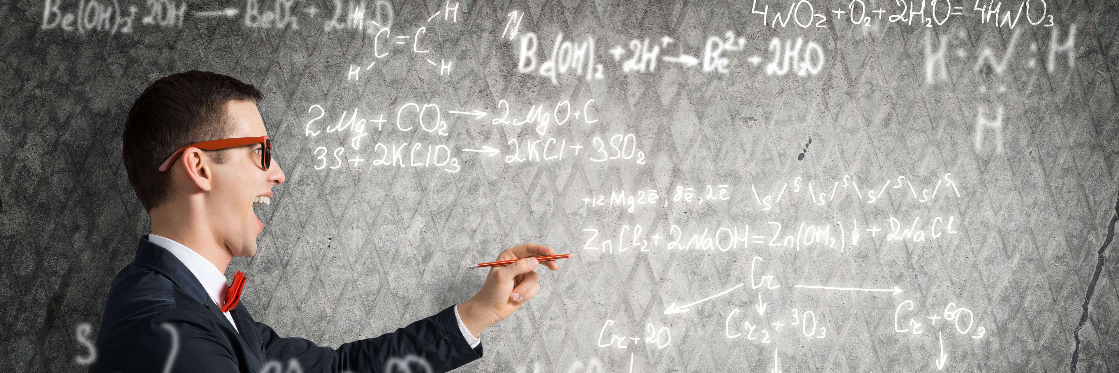 Professor type ved tavle med masser af udregninger