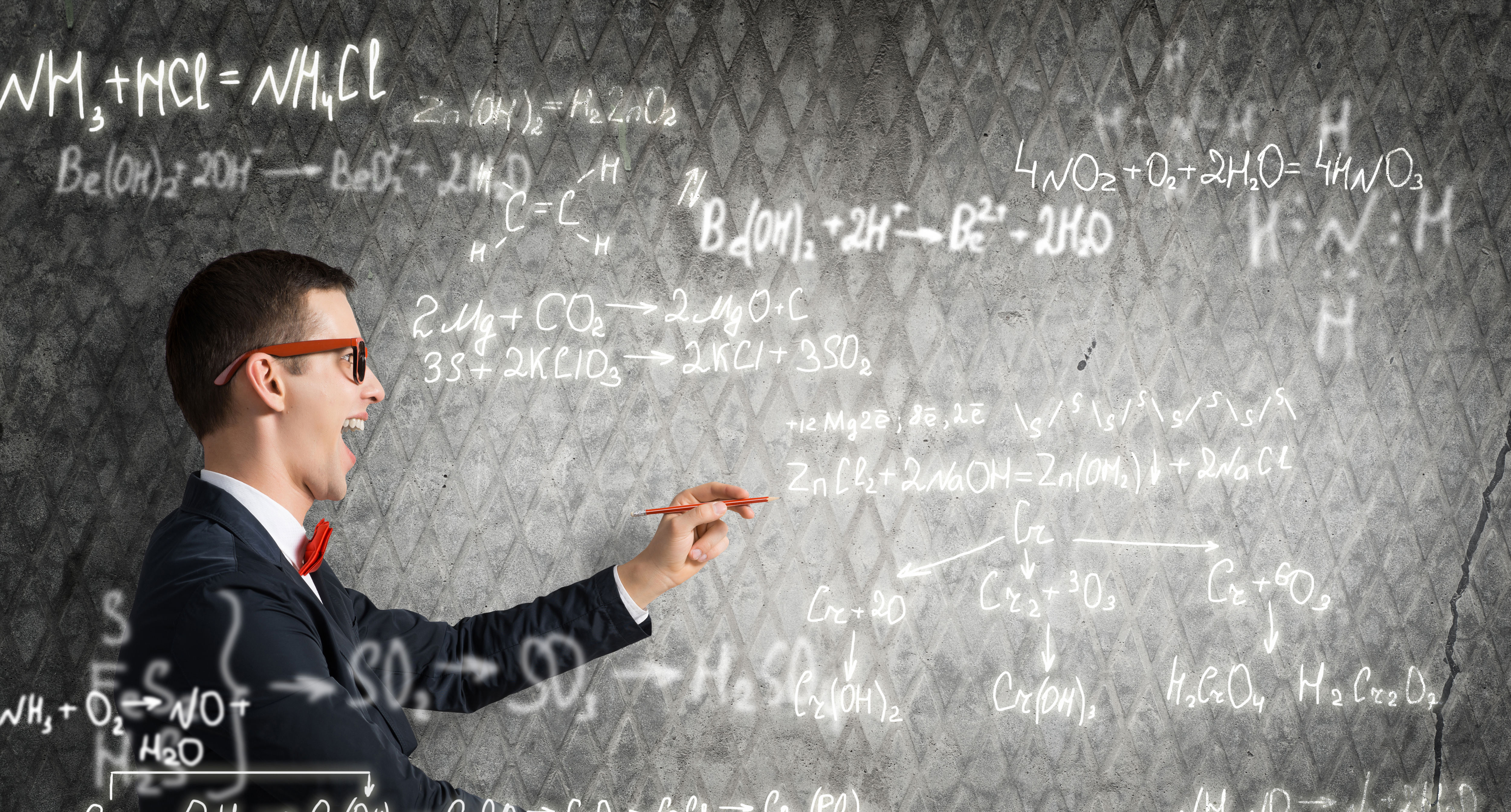 Professor type ved tavle med masser af udregninger