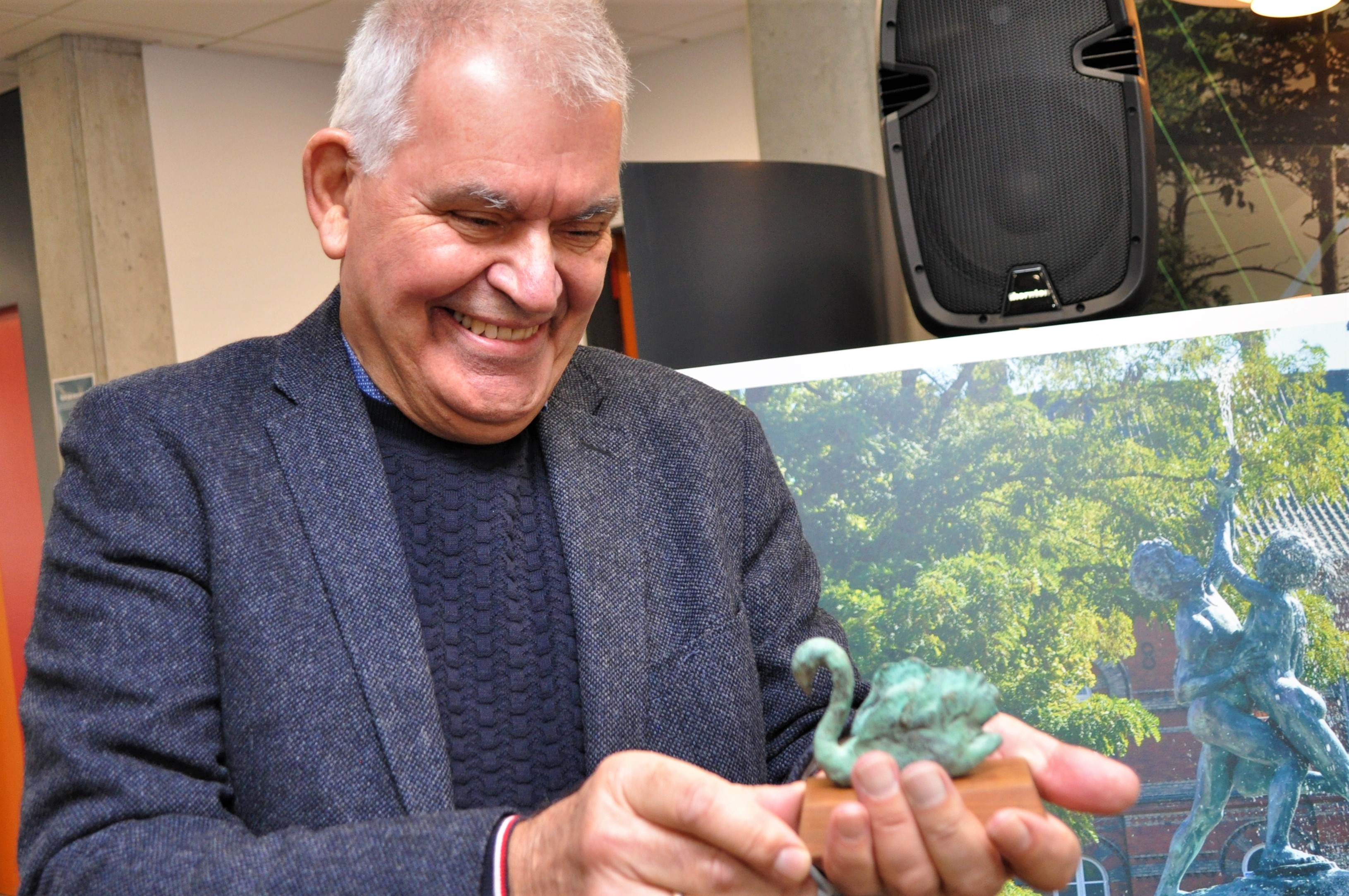 Med kulturprisen følger også en gave: i år en skøn lille svane.