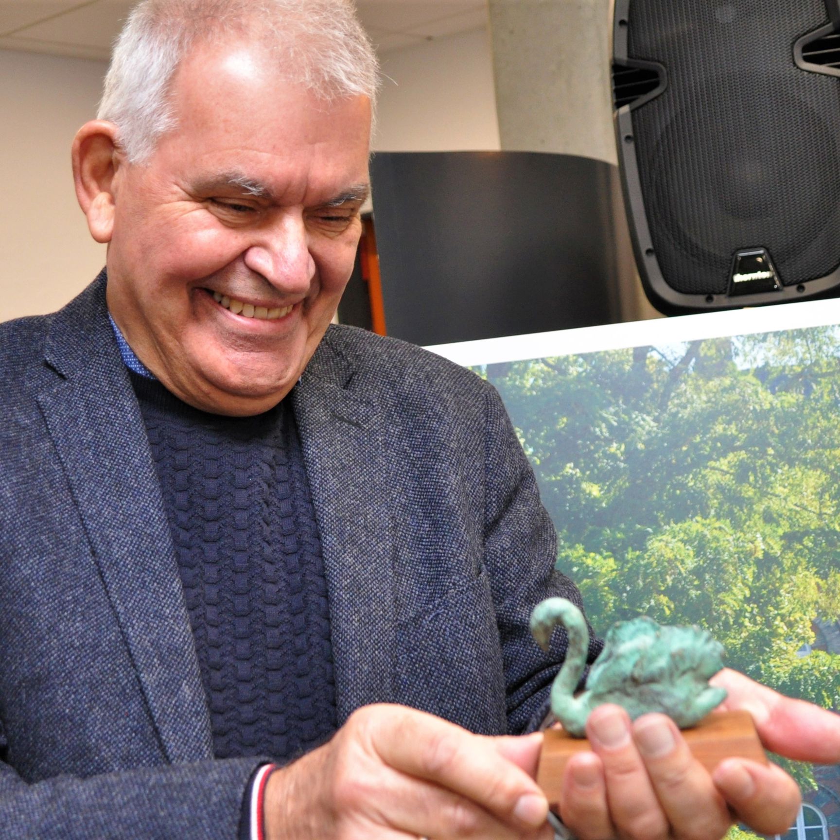 Med kulturprisen følger også en gave: i år en skøn lille svane.