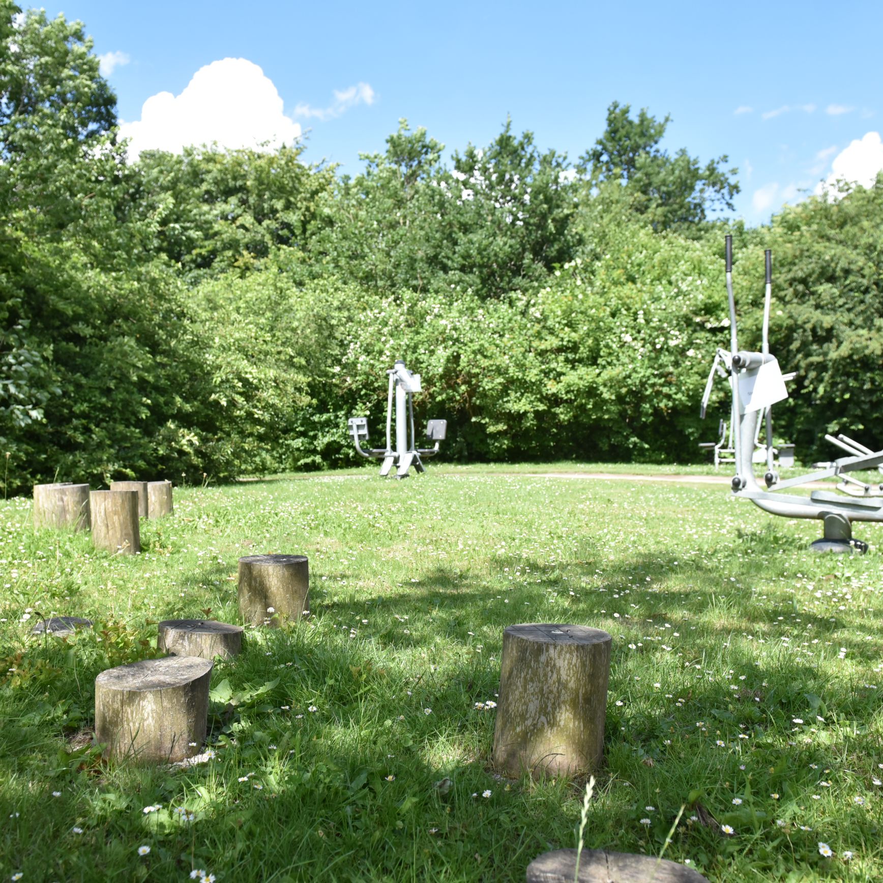 Træningsredskaber i udeområdet på Borupvænget