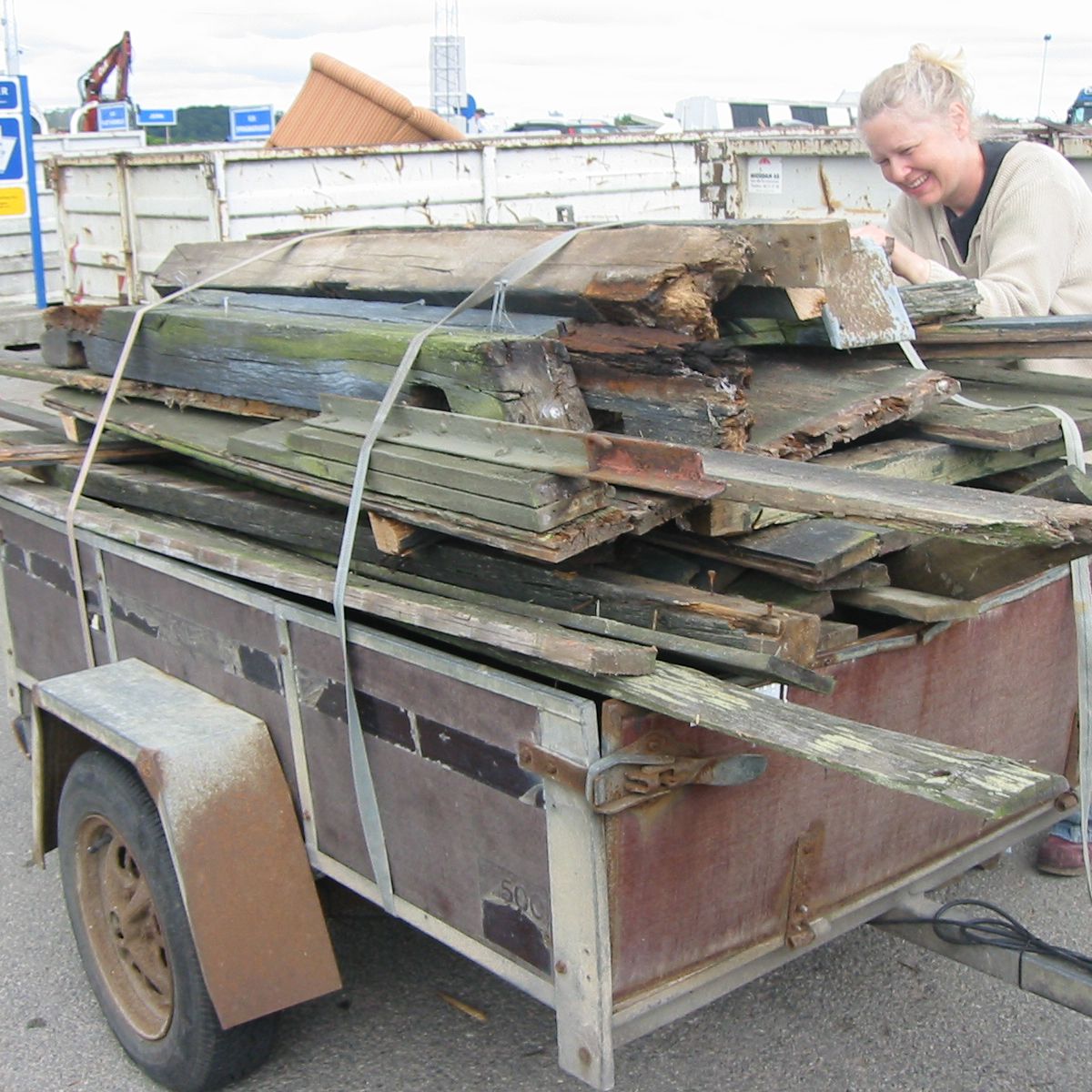 Trailer med træ: Affaldstræet er også gjort fast, så det hele kan komme i containeren til rent træ og blive lavet til spånplader.