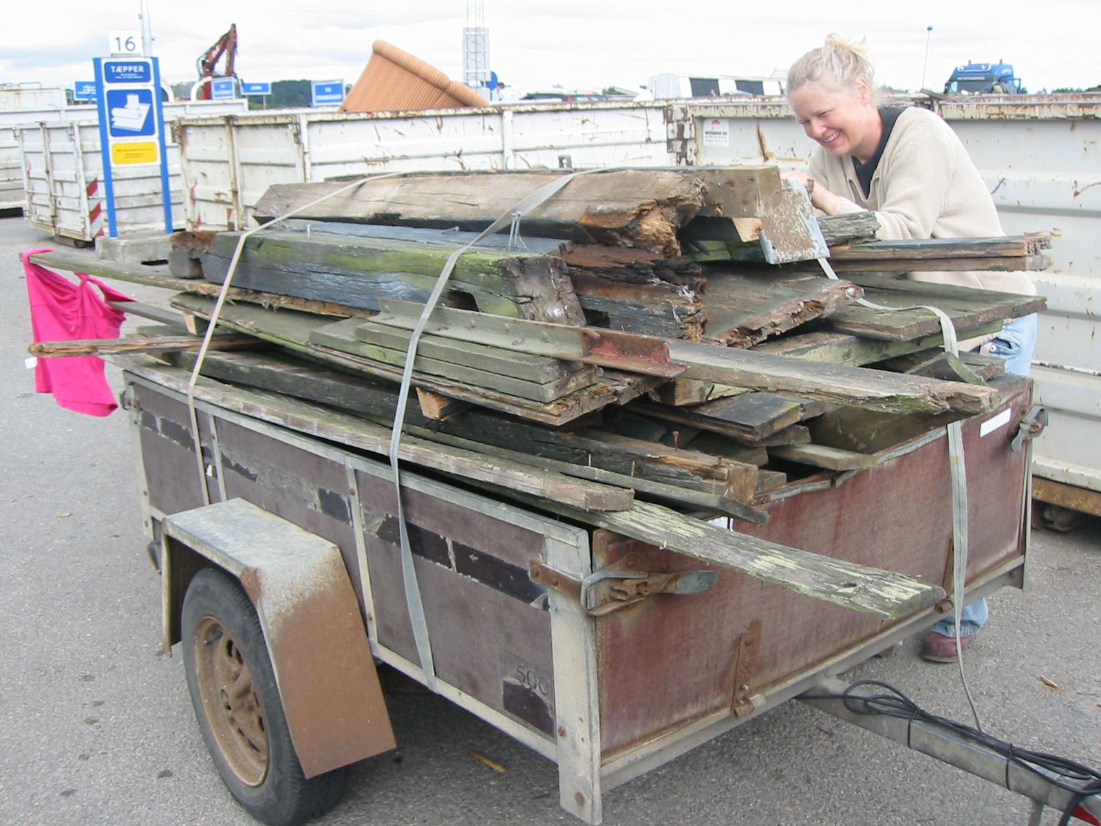 Trailer med træ: Affaldstræet er også gjort fast, så det hele kan komme i containeren til rent træ og blive lavet til spånplader.