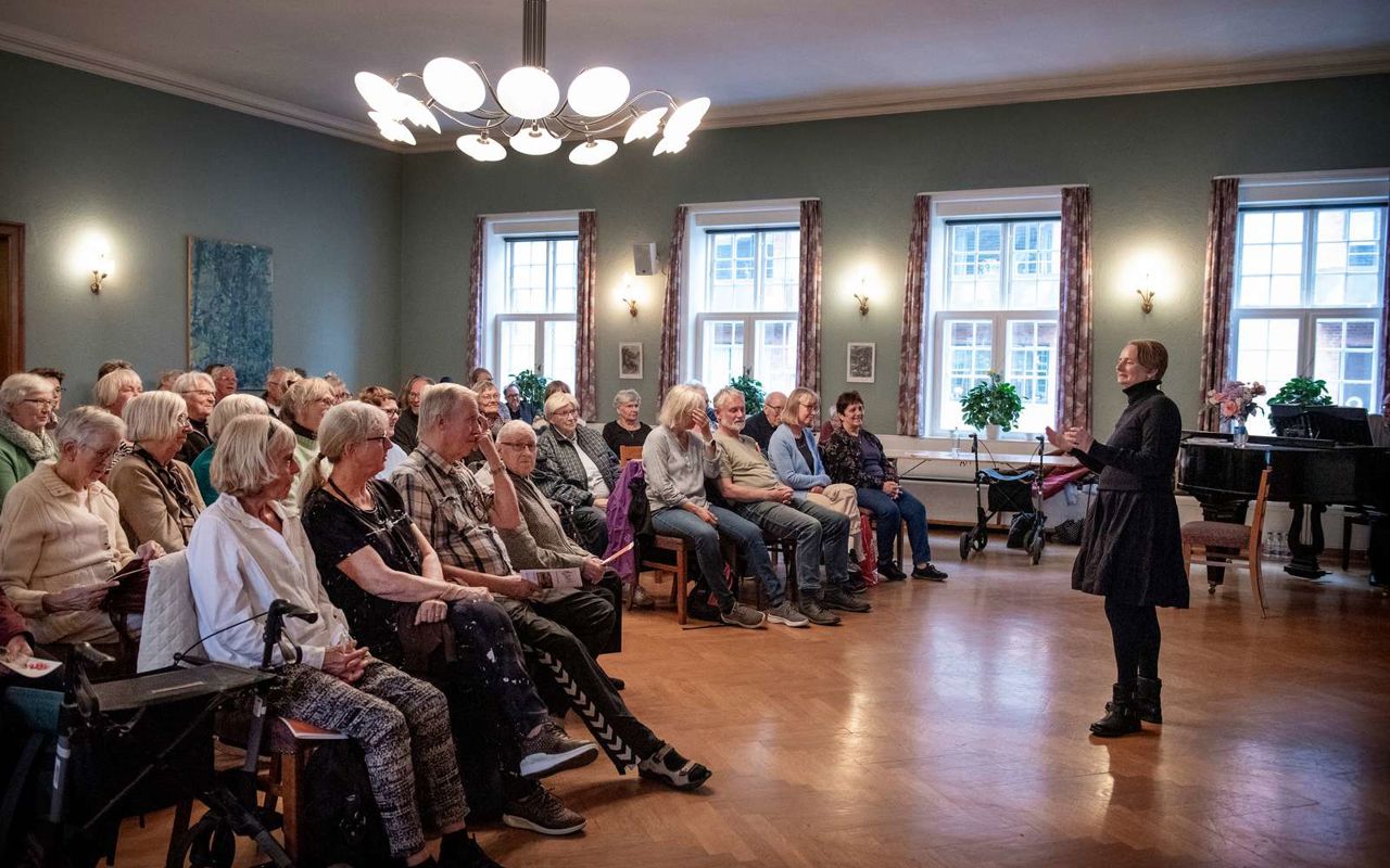 Ældre forsamling til foredrag