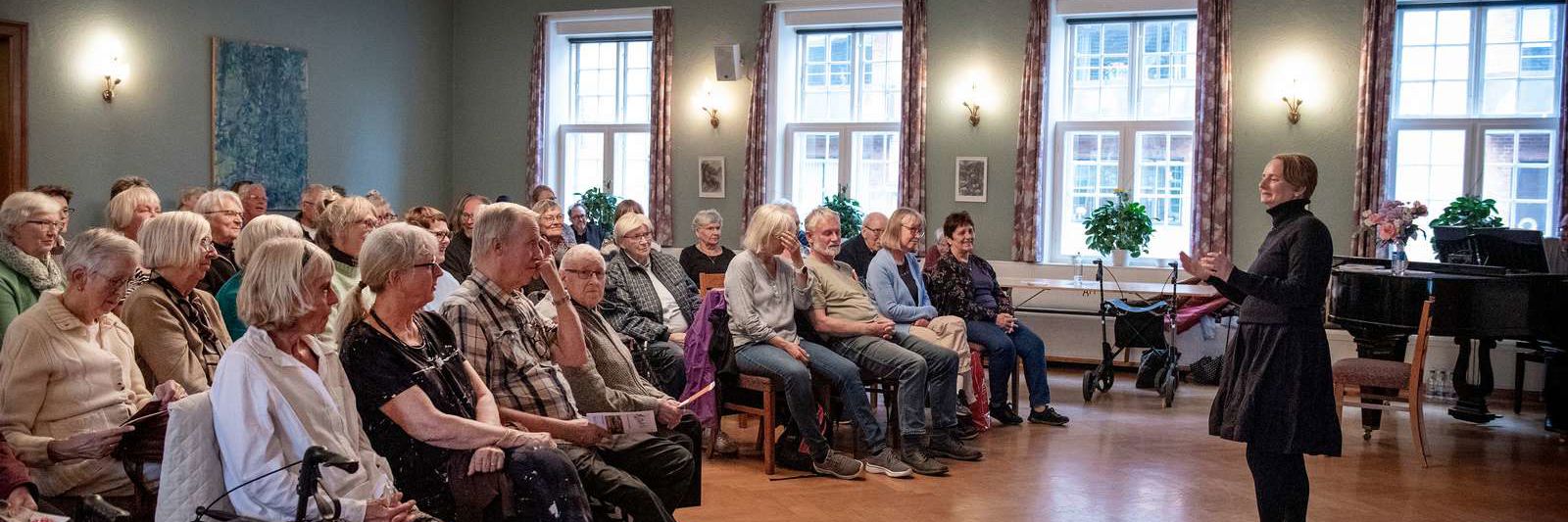 Ældre forsamling til foredrag