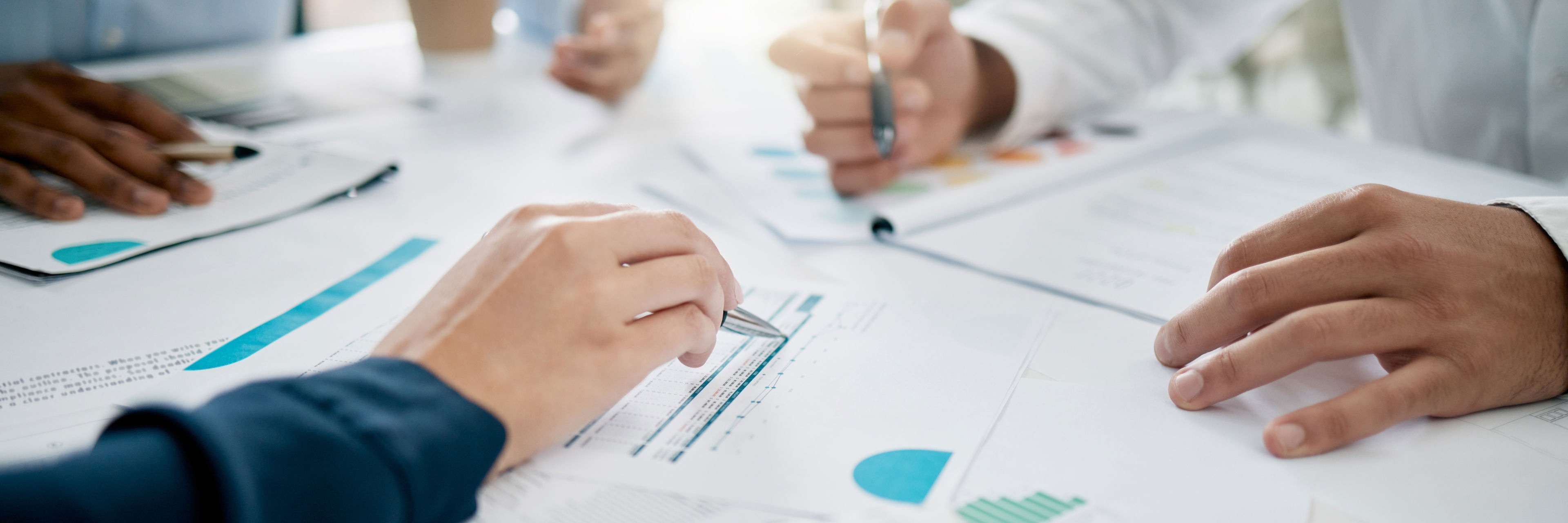 Hænder der peger på analyser