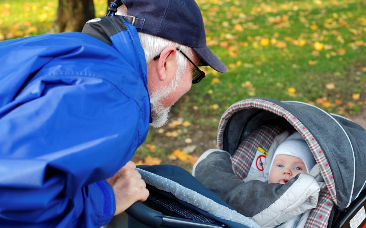 Mand og barnevogn
