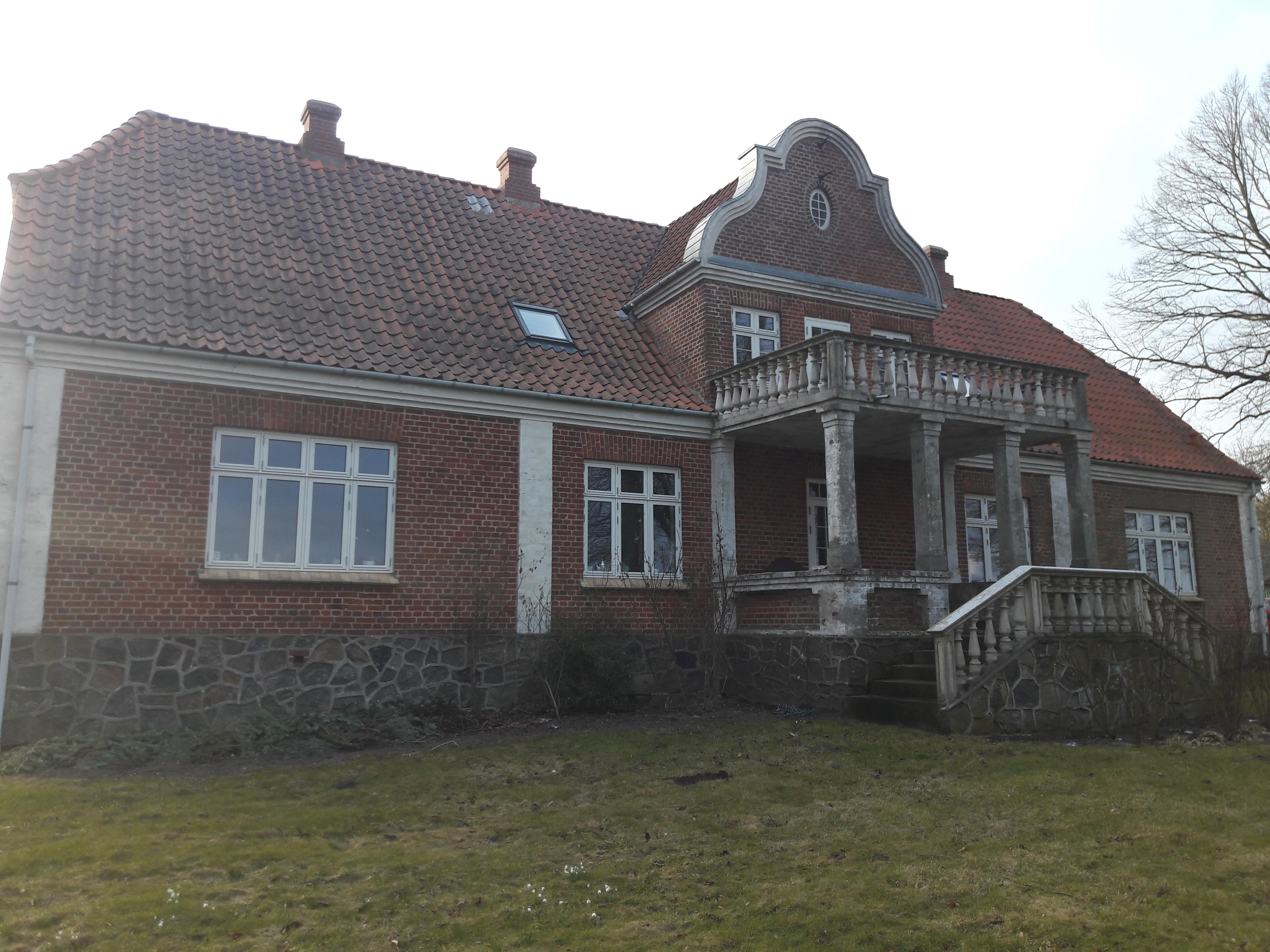 Udbynedervej 1  rødt murstenshus før istandsættelsen