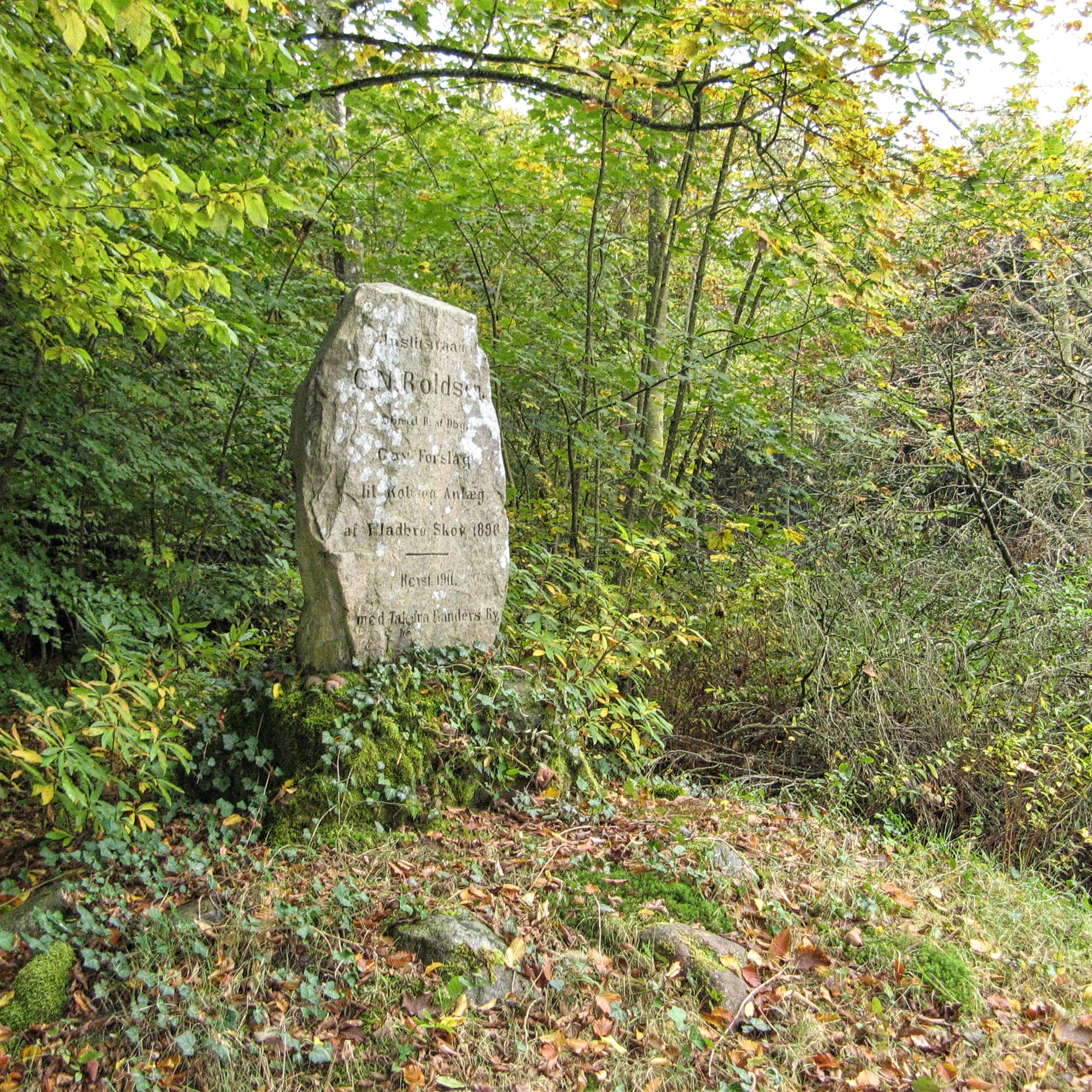 Sten med skrift på i Fladbro