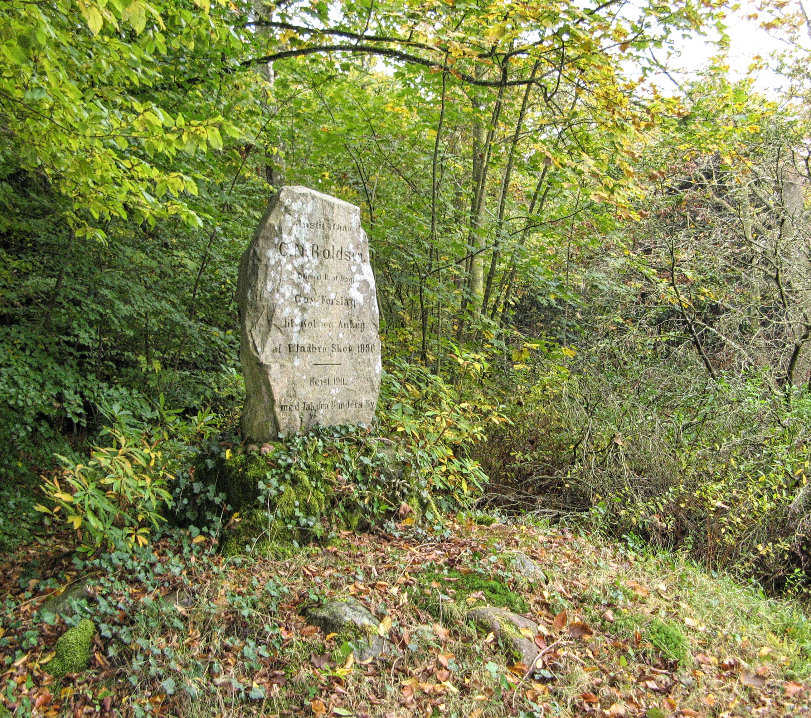 Sten med skrift på i Fladbro