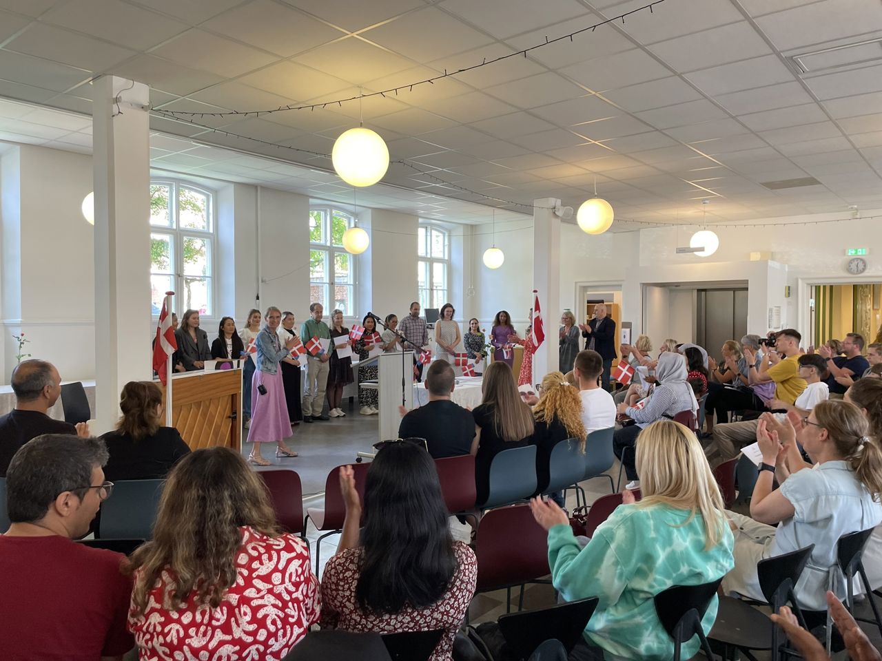 Menneskegruppe i lyst lokale klapper