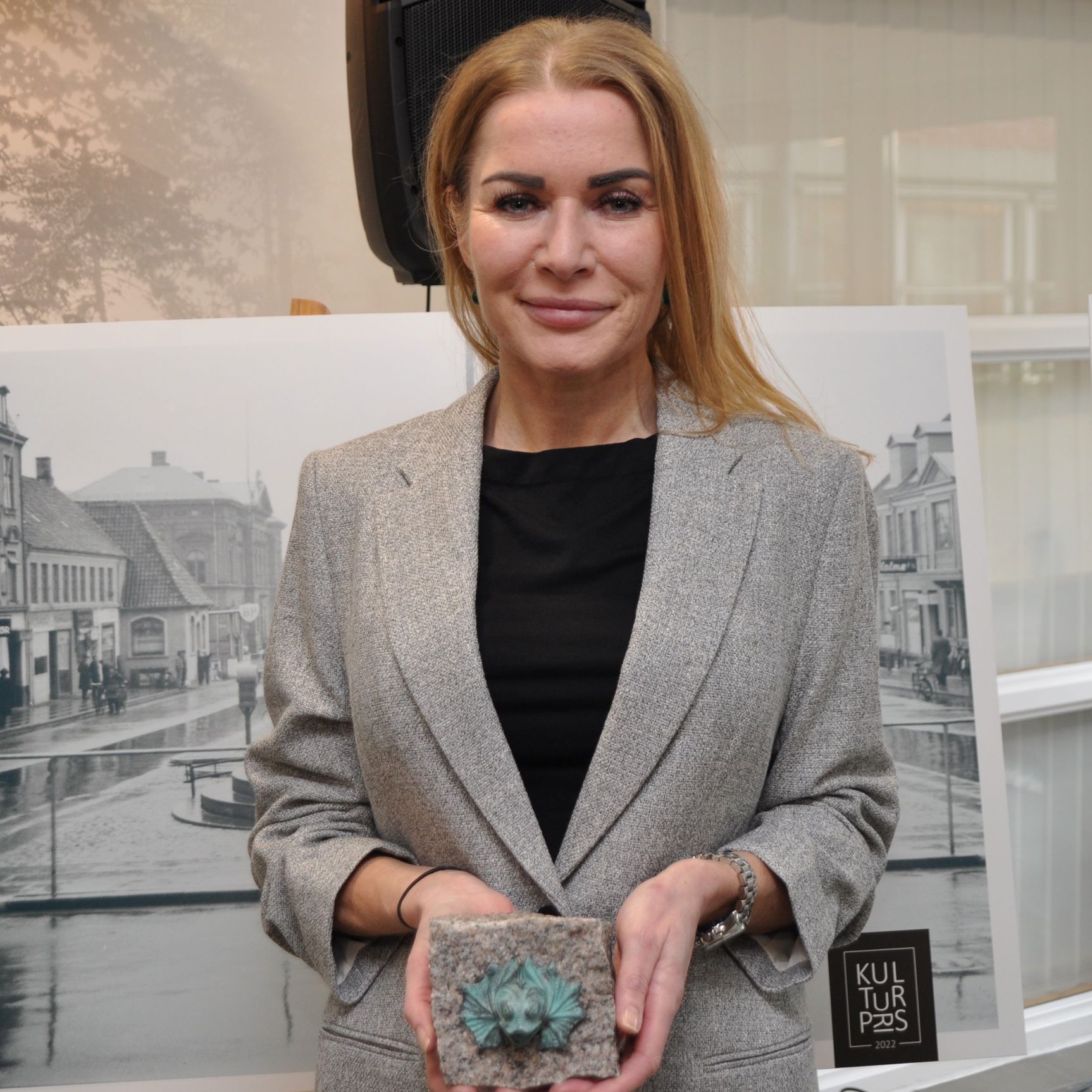 Louise Høeg modtog en lille kopi af de vandspyer, der sidder øverst på Iguanbryderne.