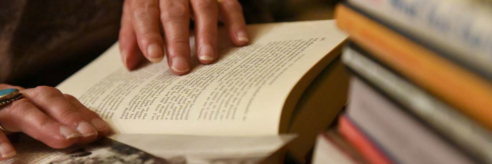 Ældre dame læser bog