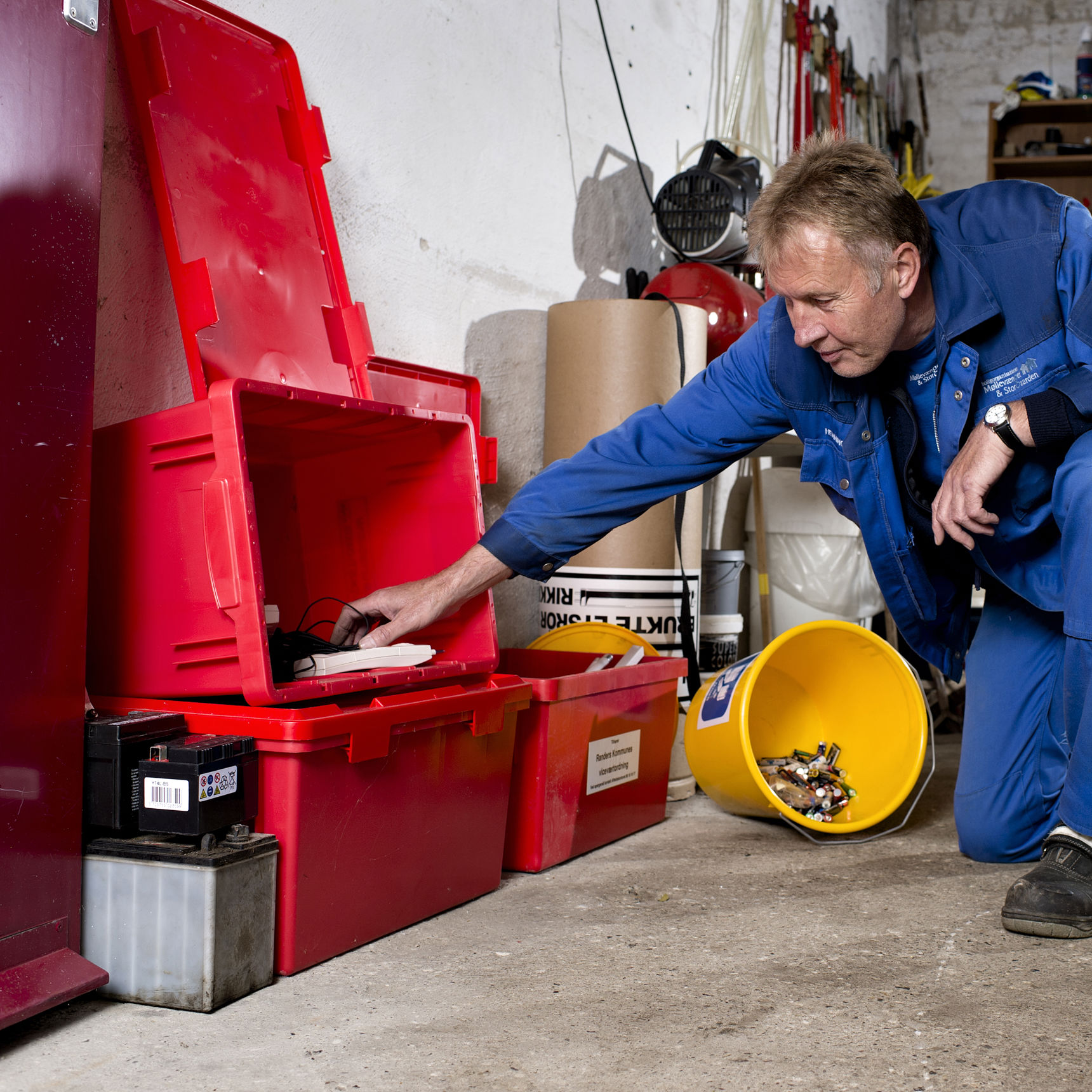 Pedel med farligt affald sortering