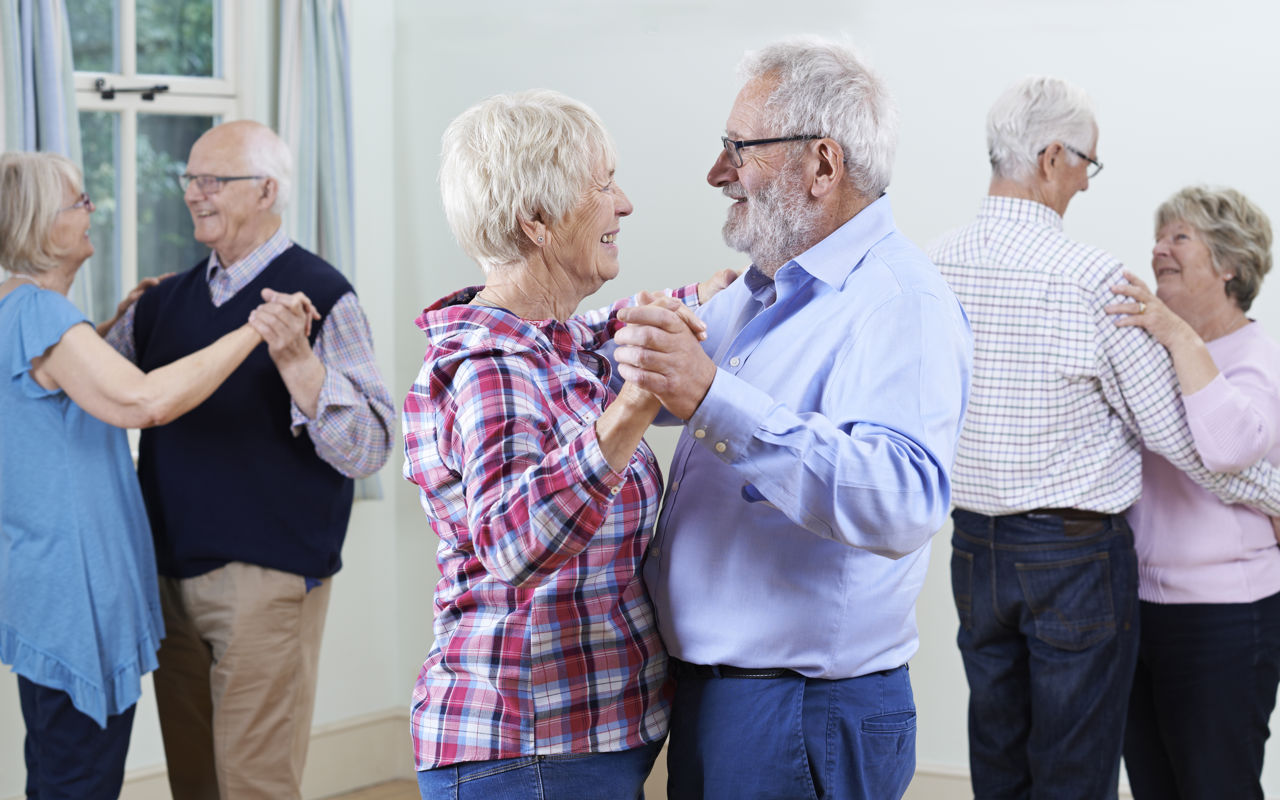 3 ældre par danser