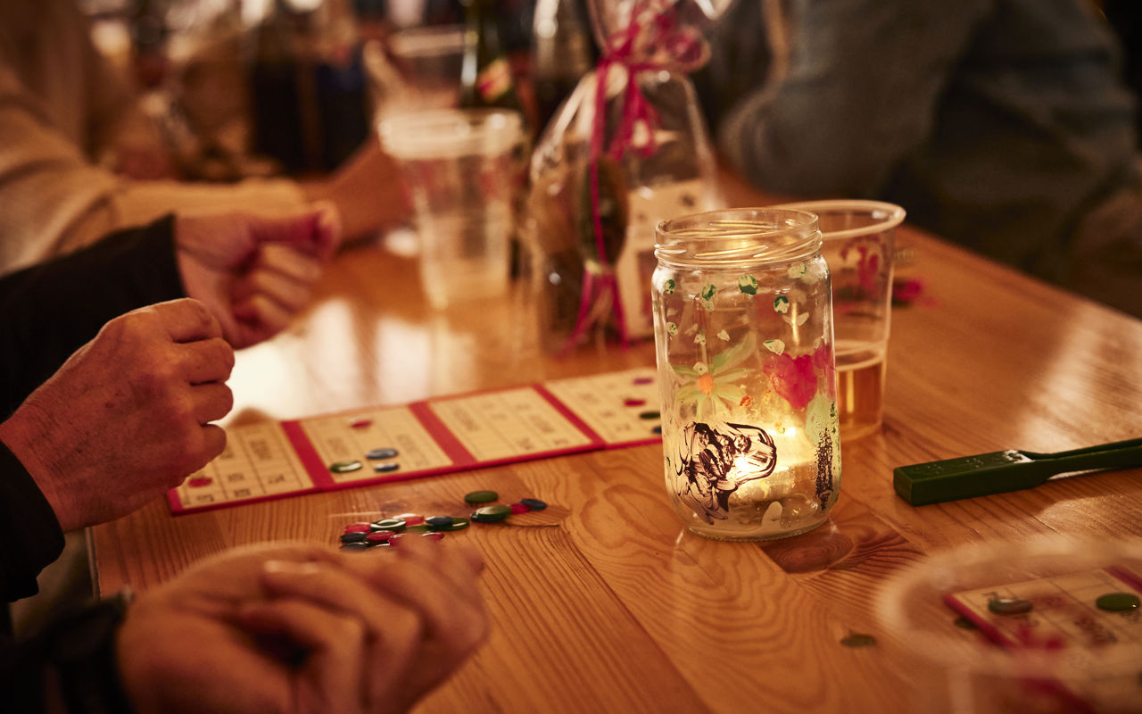 Der spilles banko ved langbord