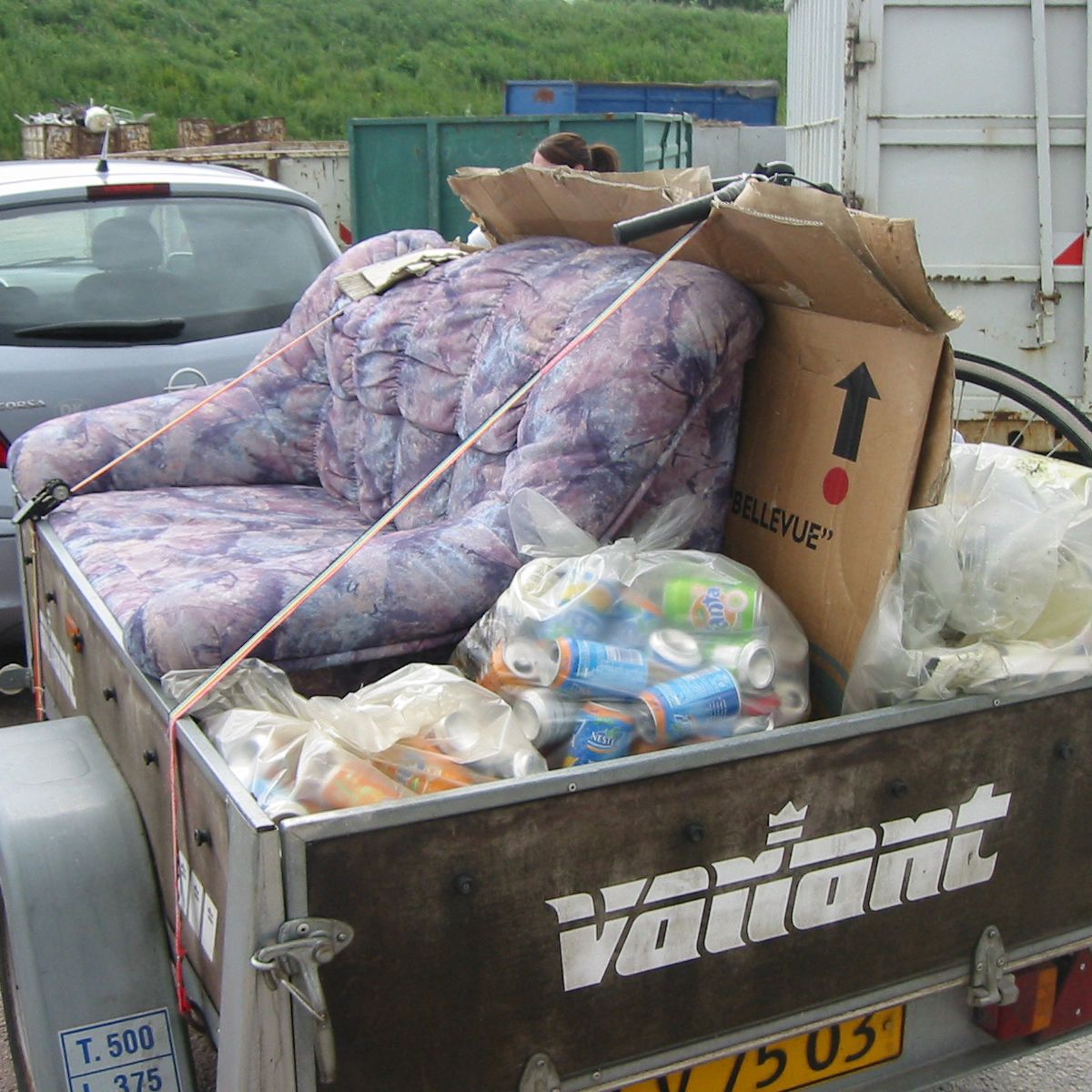 Når du pakker traileren, så skal affaldet være bundet forsvarligt fast, både af hensyn til andres velfærd, og fordi tabt affald på gader og veje kan give bøder.