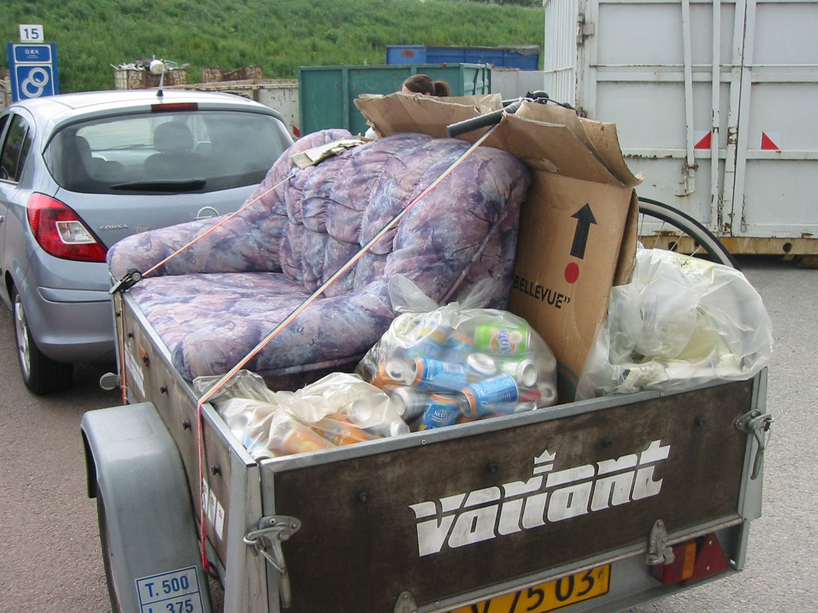 Når du pakker traileren, så skal affaldet være bundet forsvarligt fast, både af hensyn til andres velfærd, og fordi tabt affald på gader og veje kan give bøder.