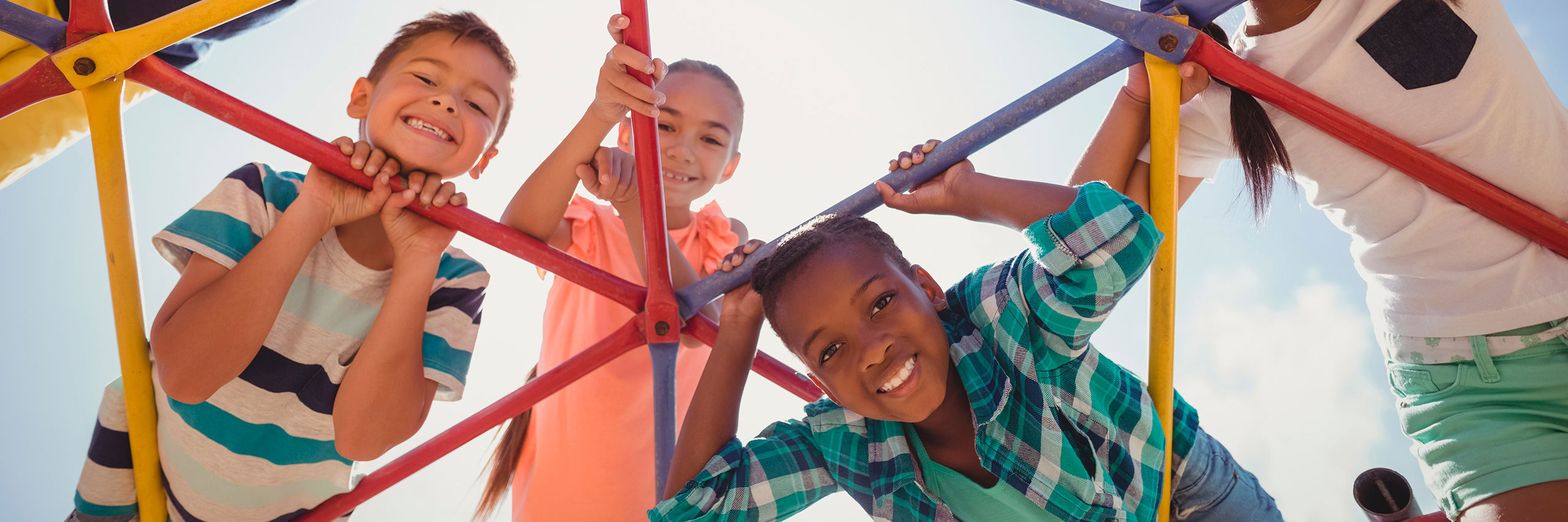 Børn i klatrestativ