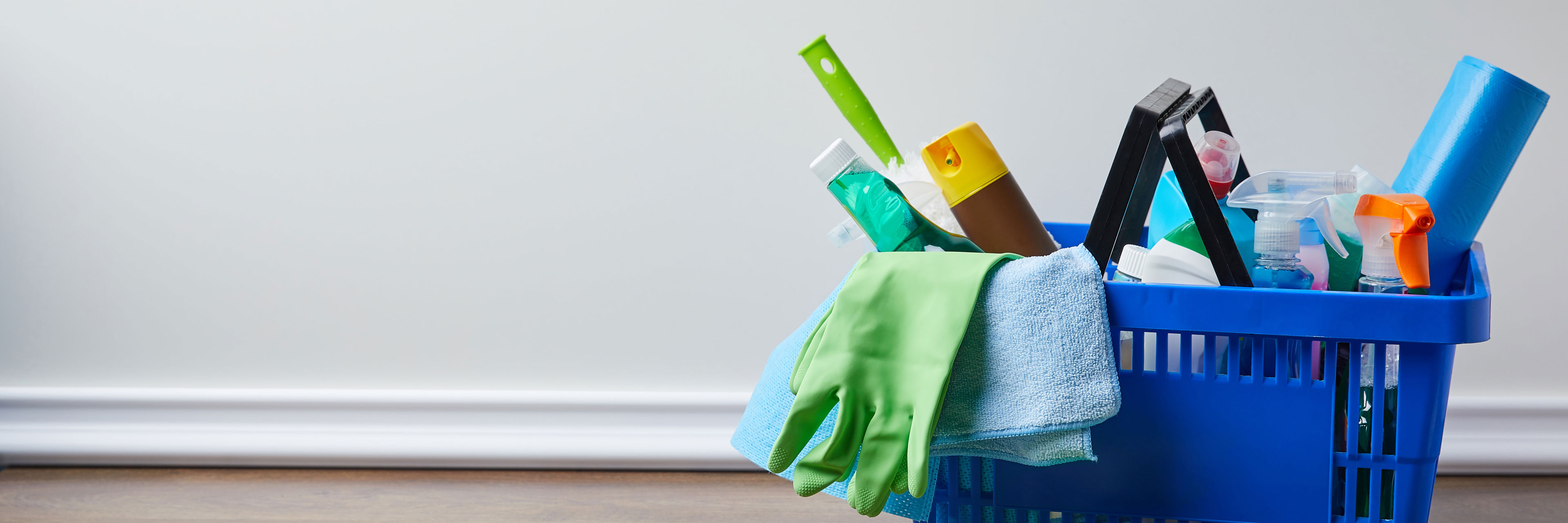 Kurv med rengøringsmidler