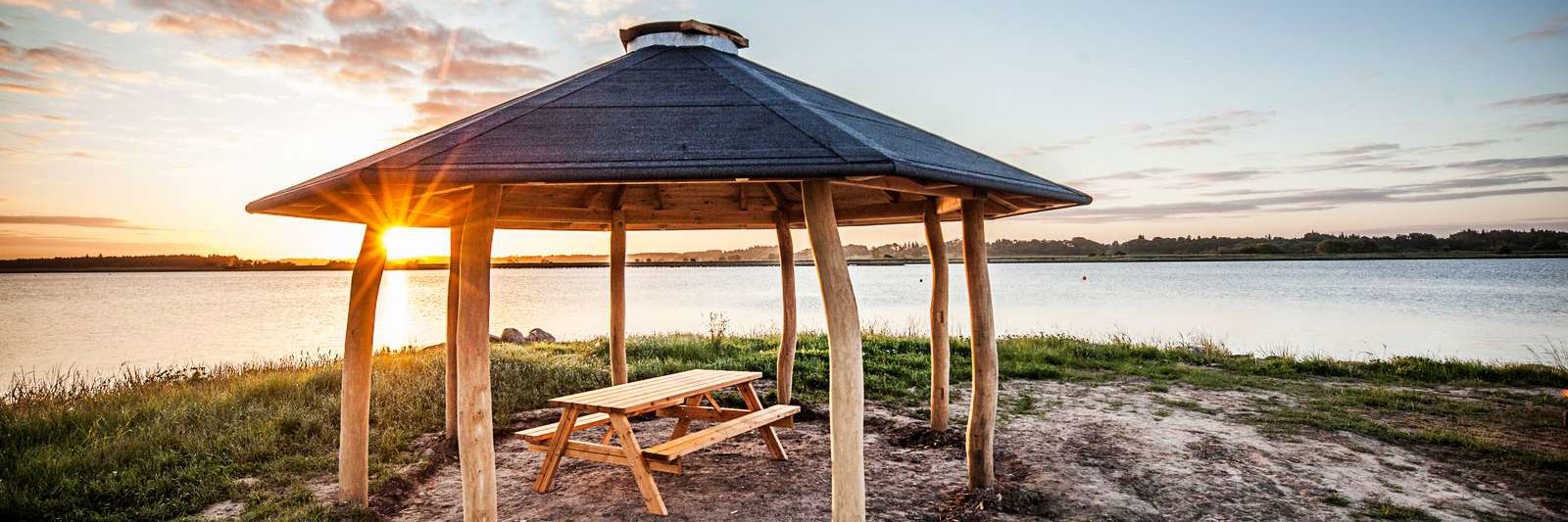 Pavillon i træ med bordbænke-sæt