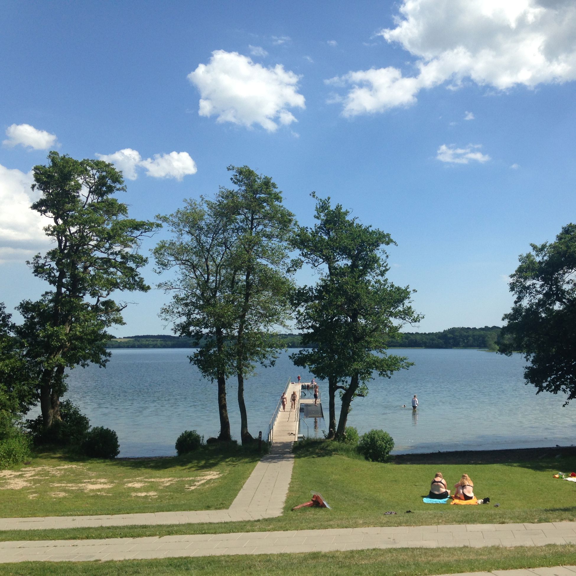 Badestrand og bro i vestenden af Fussing Sø