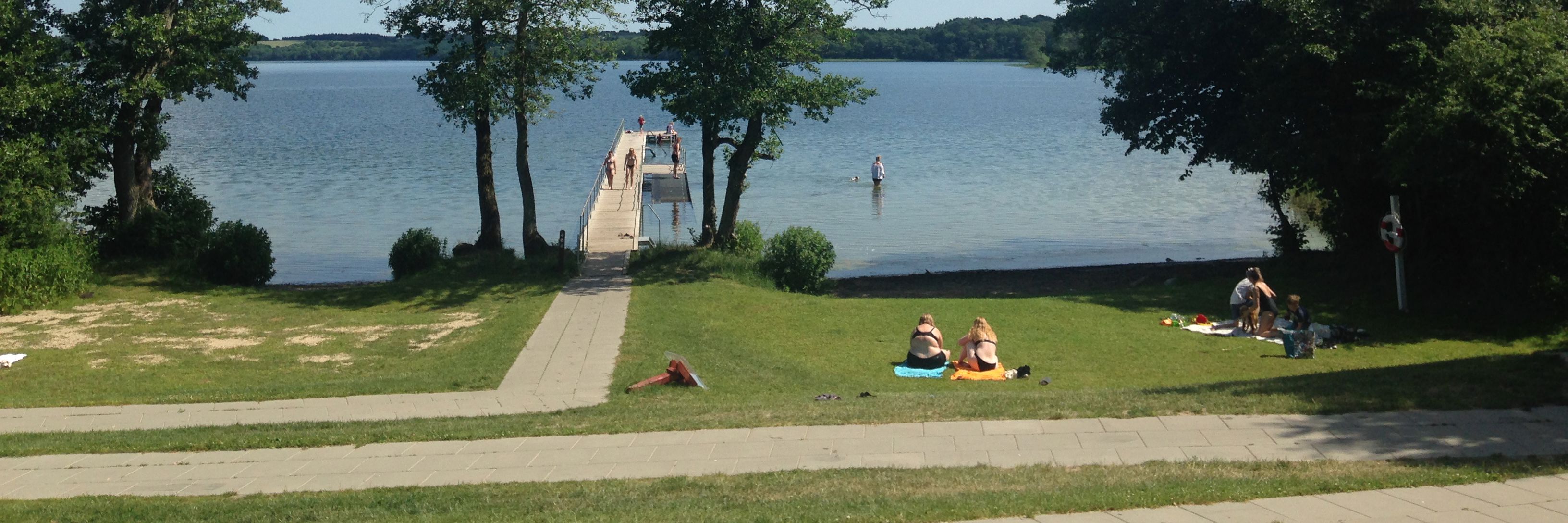 Badestrand og bro i vestenden af Fussing Sø