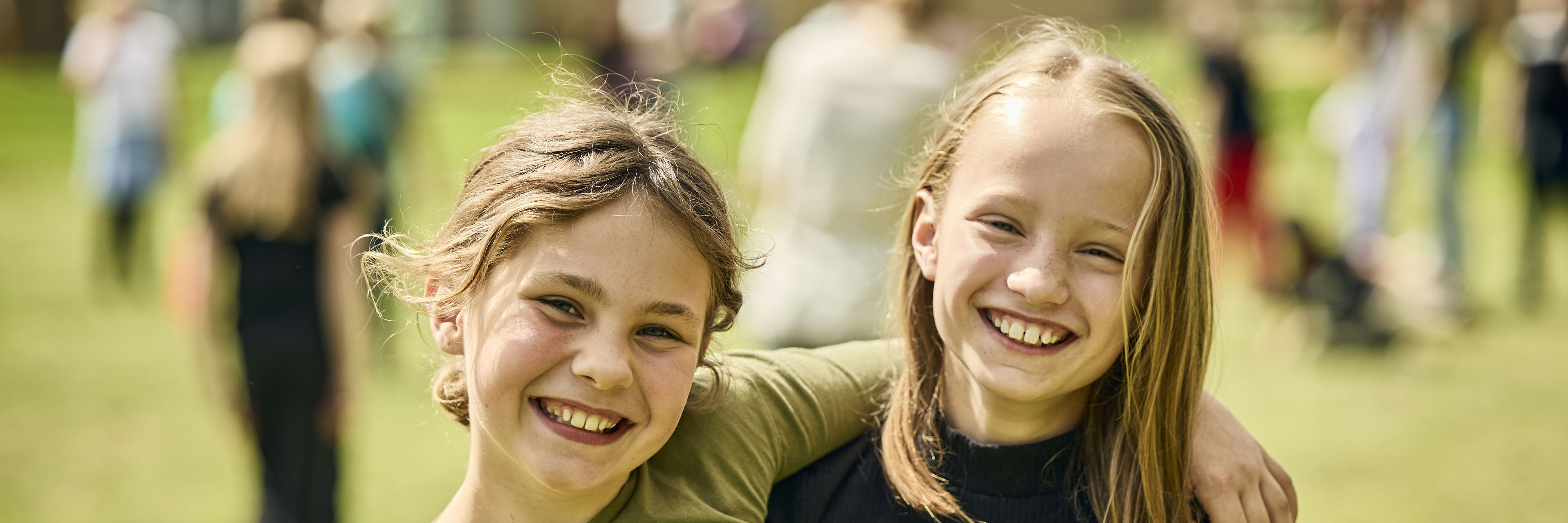 To glade piger der holder om hinanden