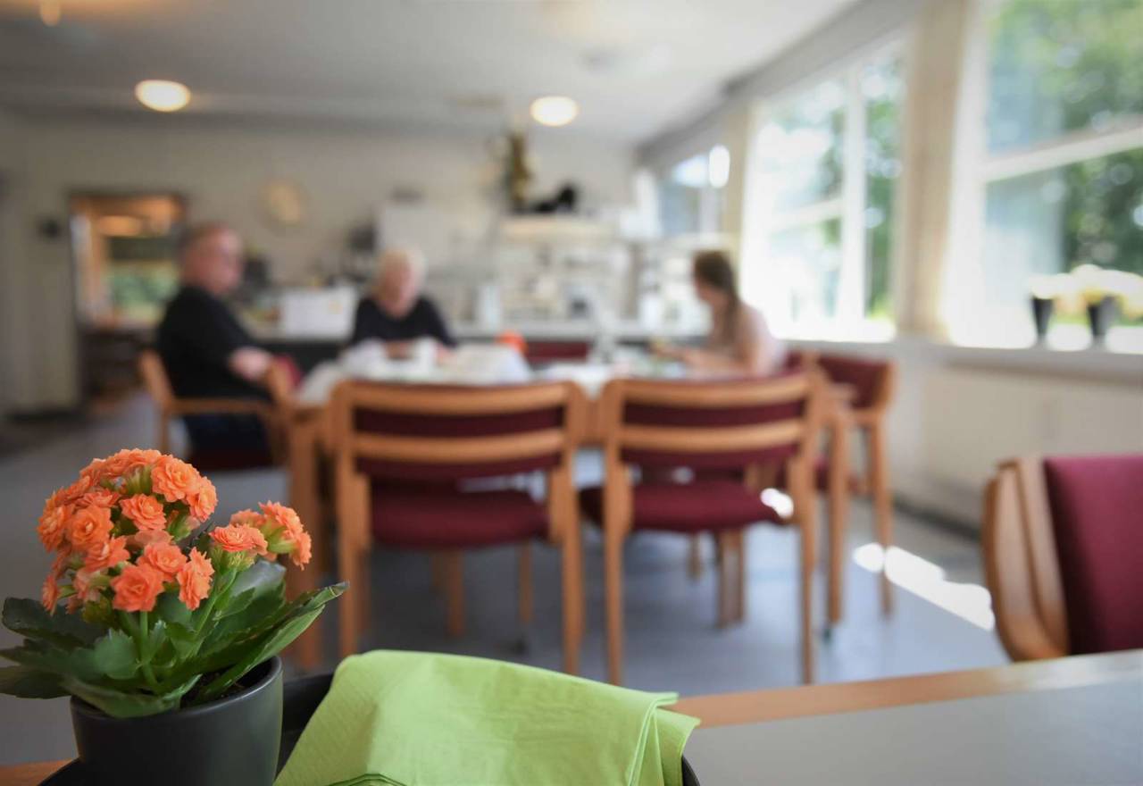 Ældre spiser i caféen på Vorup Plejecenter