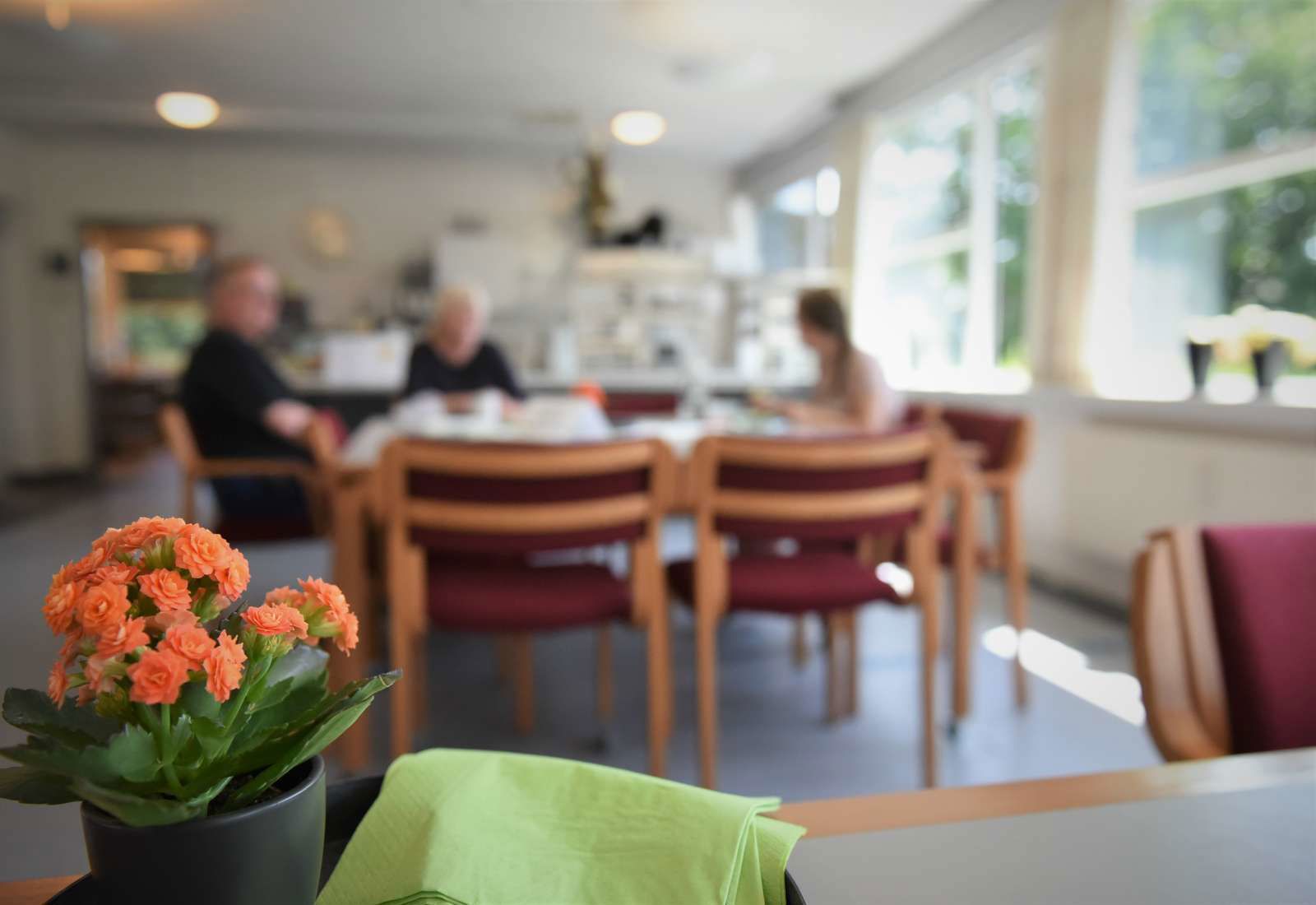Ældre spiser i caféen på Vorup Plejecenter
