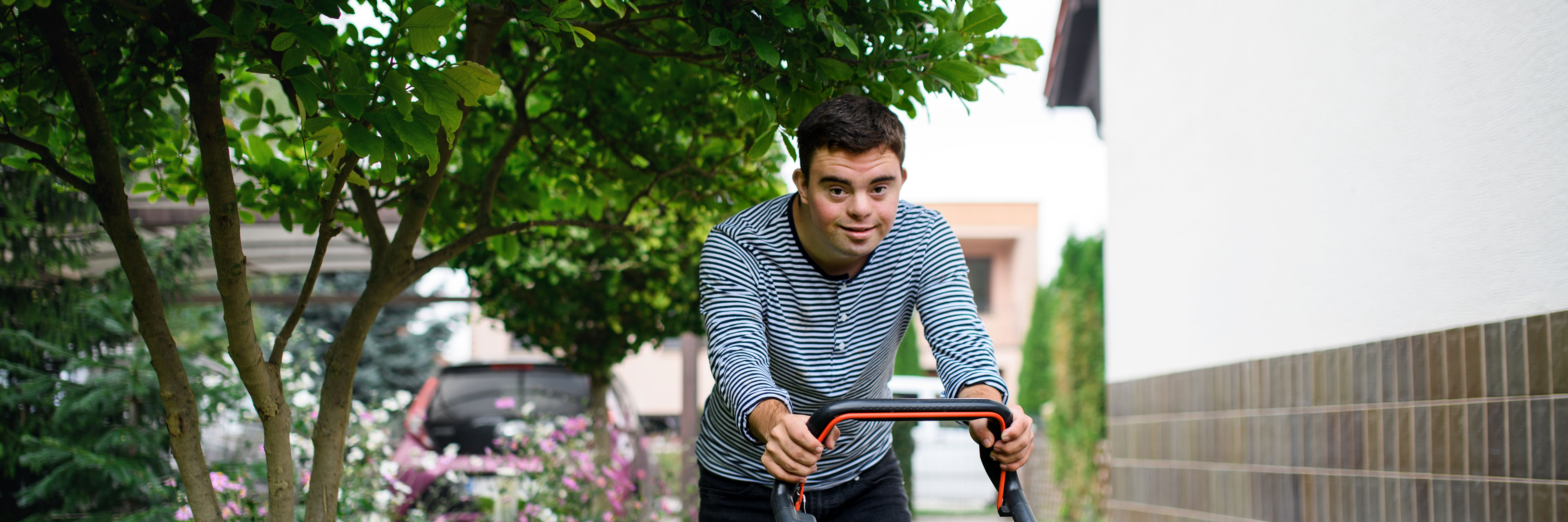 Ung Mand Med Plæneklipper