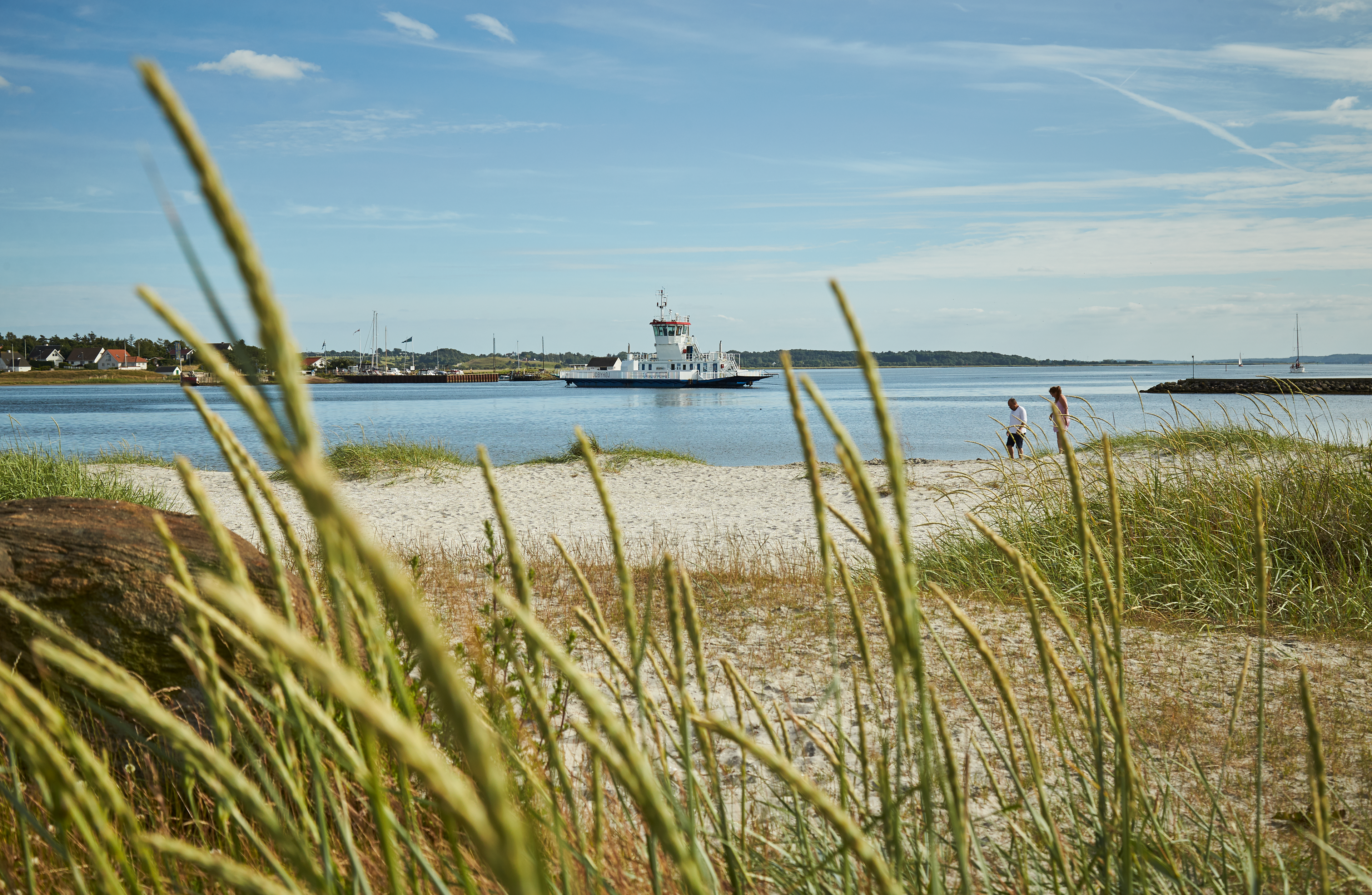 Udbyhøj Strand med Udbyhøj-færgen i baggrunden