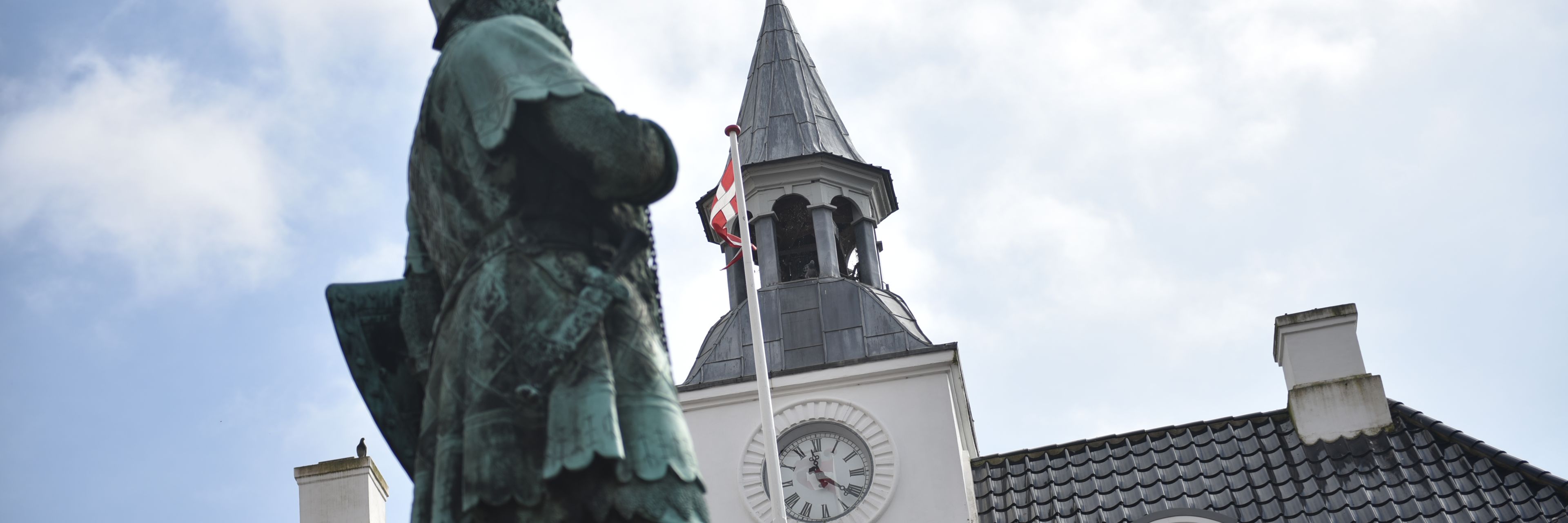 Randers Rådhus og Skulptur af Niels Ebbesen