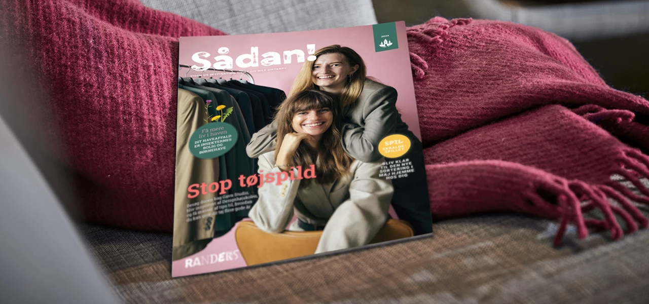 Sådan magasin ligger på rødt tæppe i sofastol