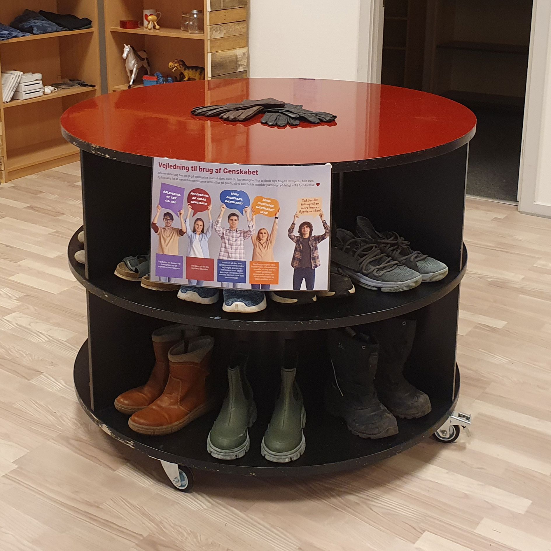 I genskabet kan du stille de støvler og sko du ikke længere selv bruger, men som stadig har nogle kilometer sål at gå på. Og finder du et par fine dansesko, der lige er dig, så tager du dem bare med hjem.