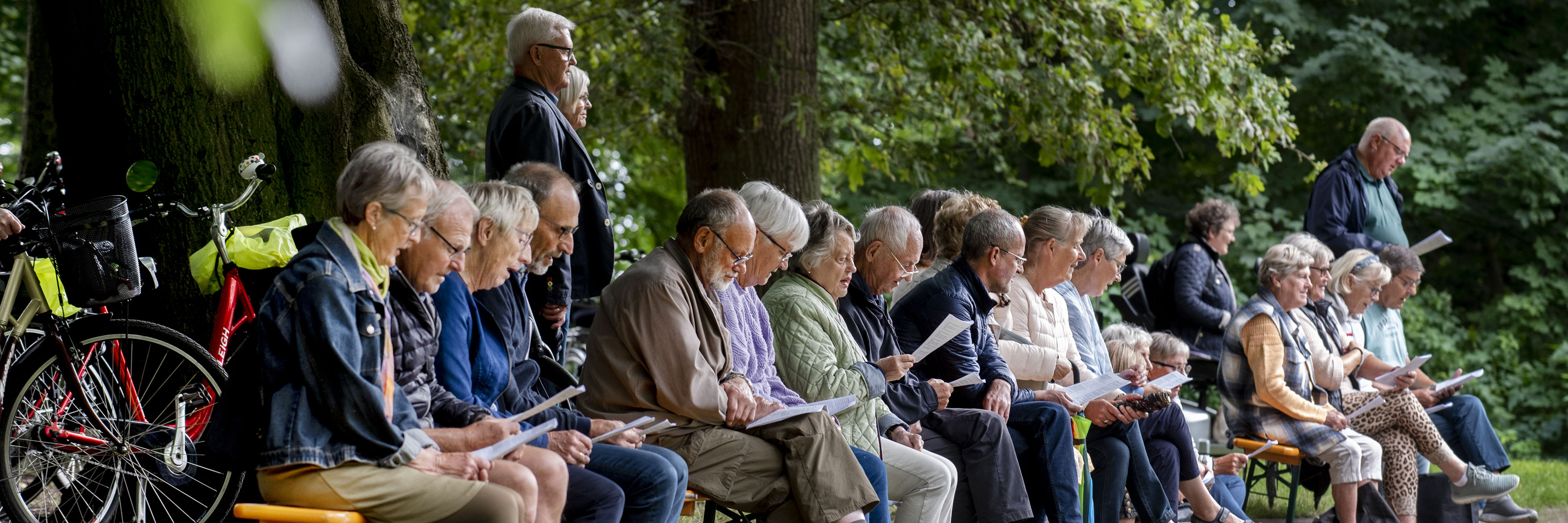 Ældre til udendørs arrangement på Skovbakken