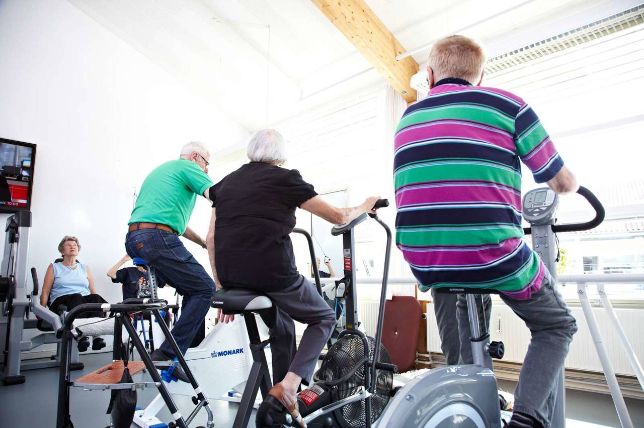 Ældre træner i motionsrum