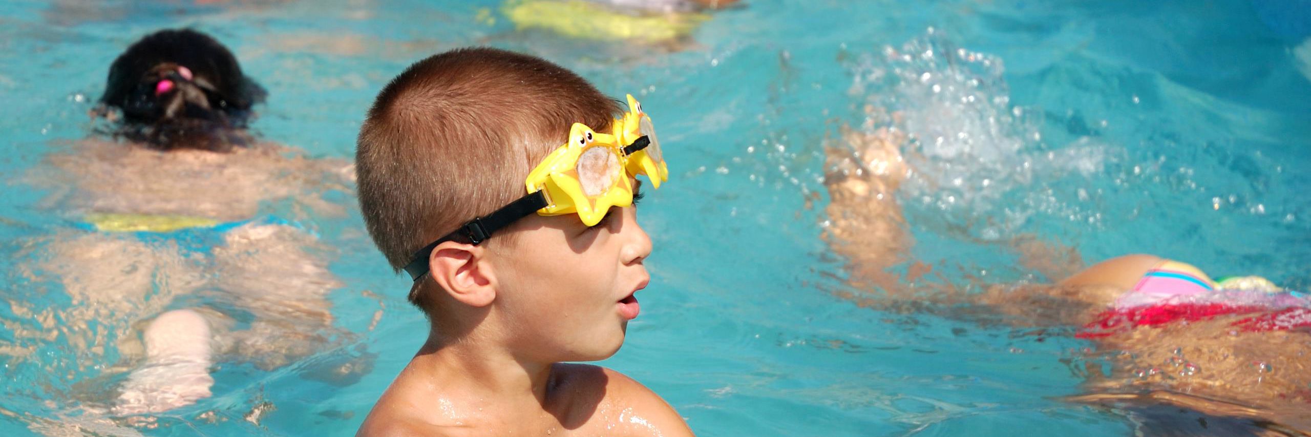 Barn i svømmebad